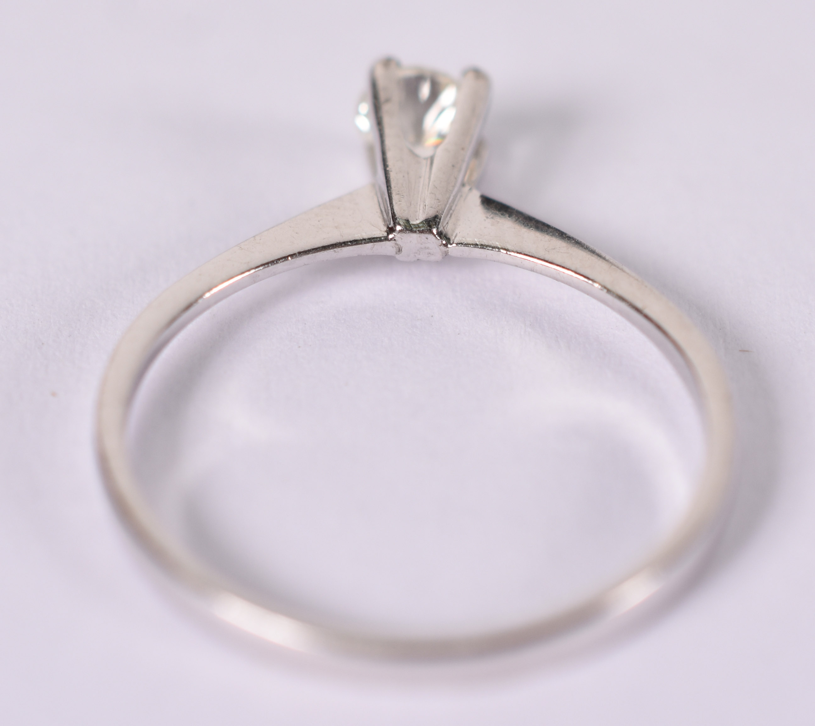 Anel solitário com 1 brilhante de 0,25 ct . Aro 17 ( Por questão de... - foto 3 de 3