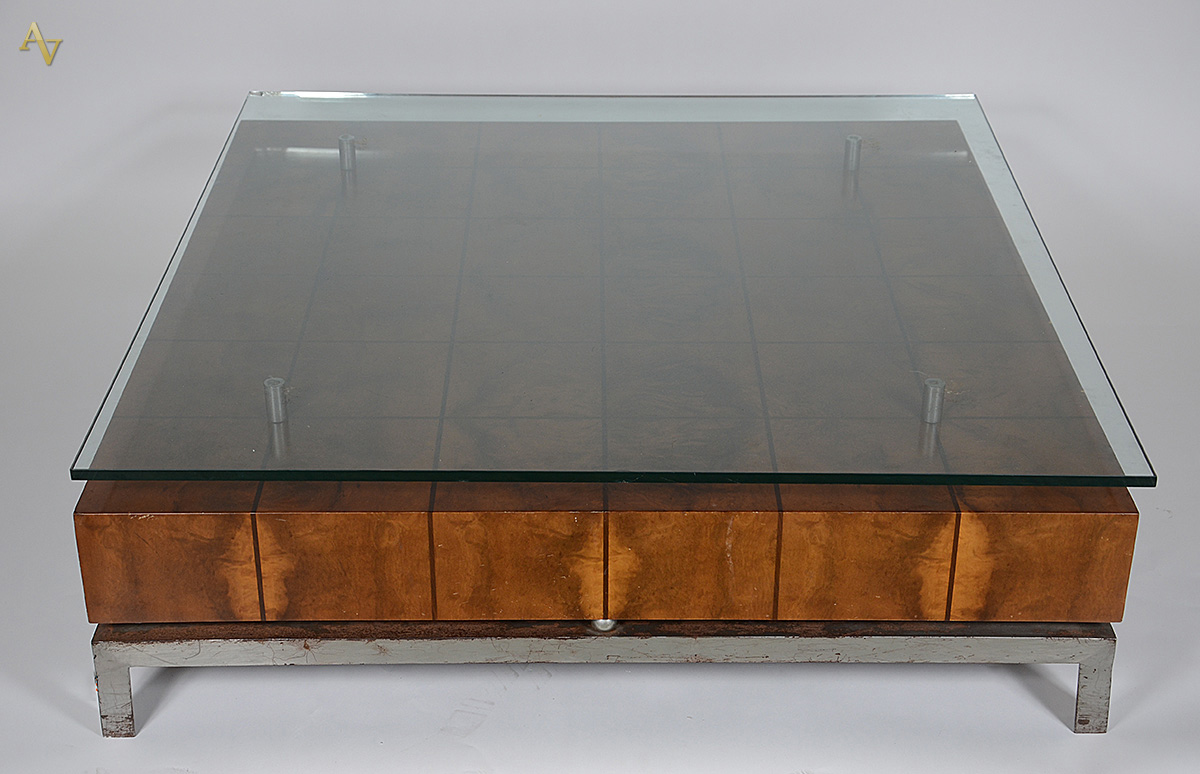 Mesa de centro de madeira nobre com base de metal e tampo de vidro... - foto 1 de 3