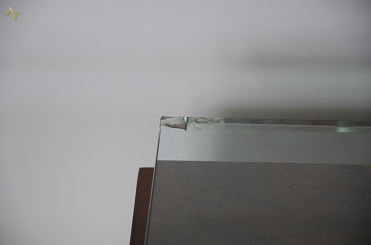 Mesa de centro de madeira nobre com base de metal e tampo de vidro... - foto 2 de 3