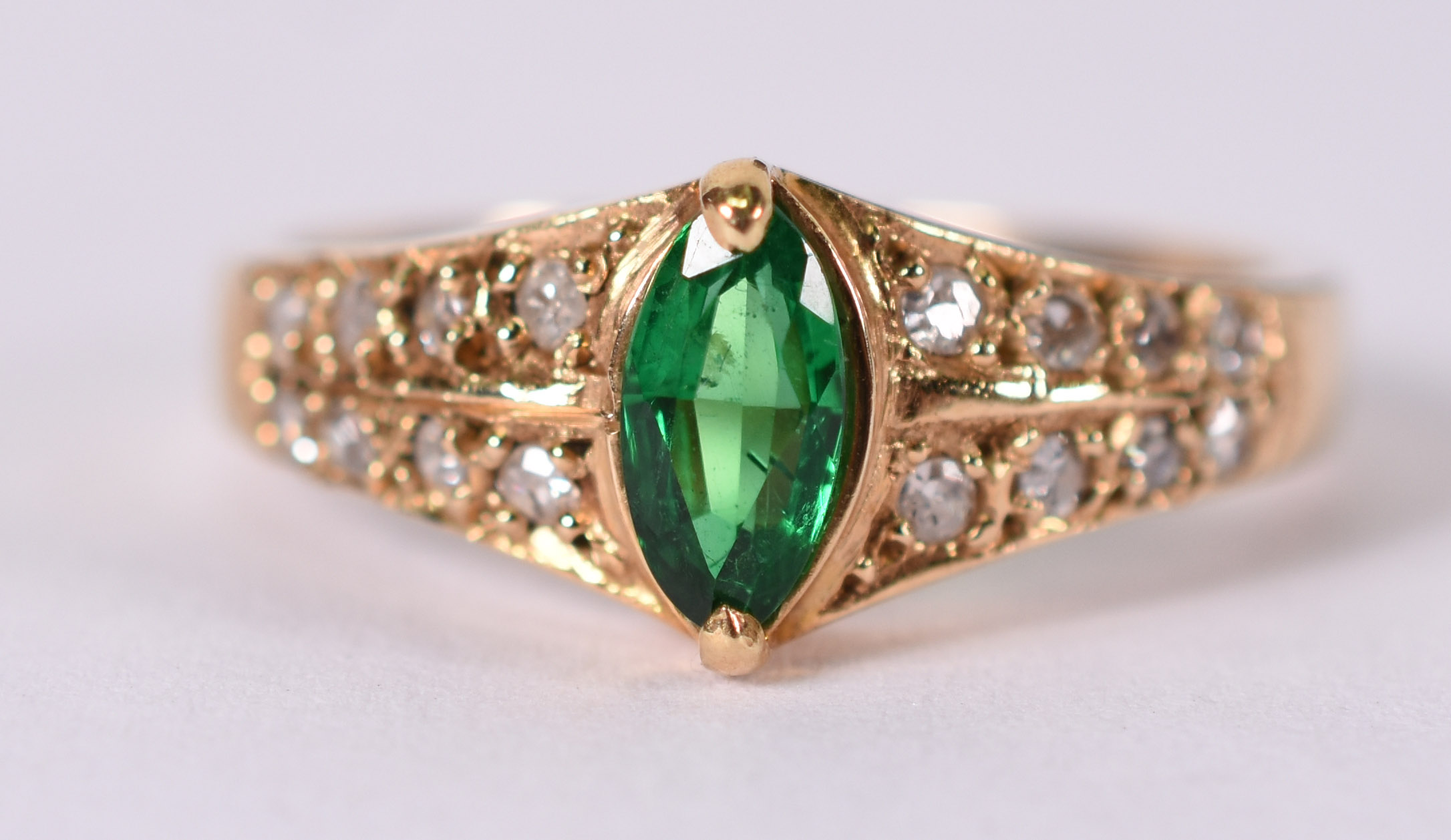 Anel de ouro amarelo com 16 brilhantes e 1 pedra verde ( Por questão... - foto 1 de 3