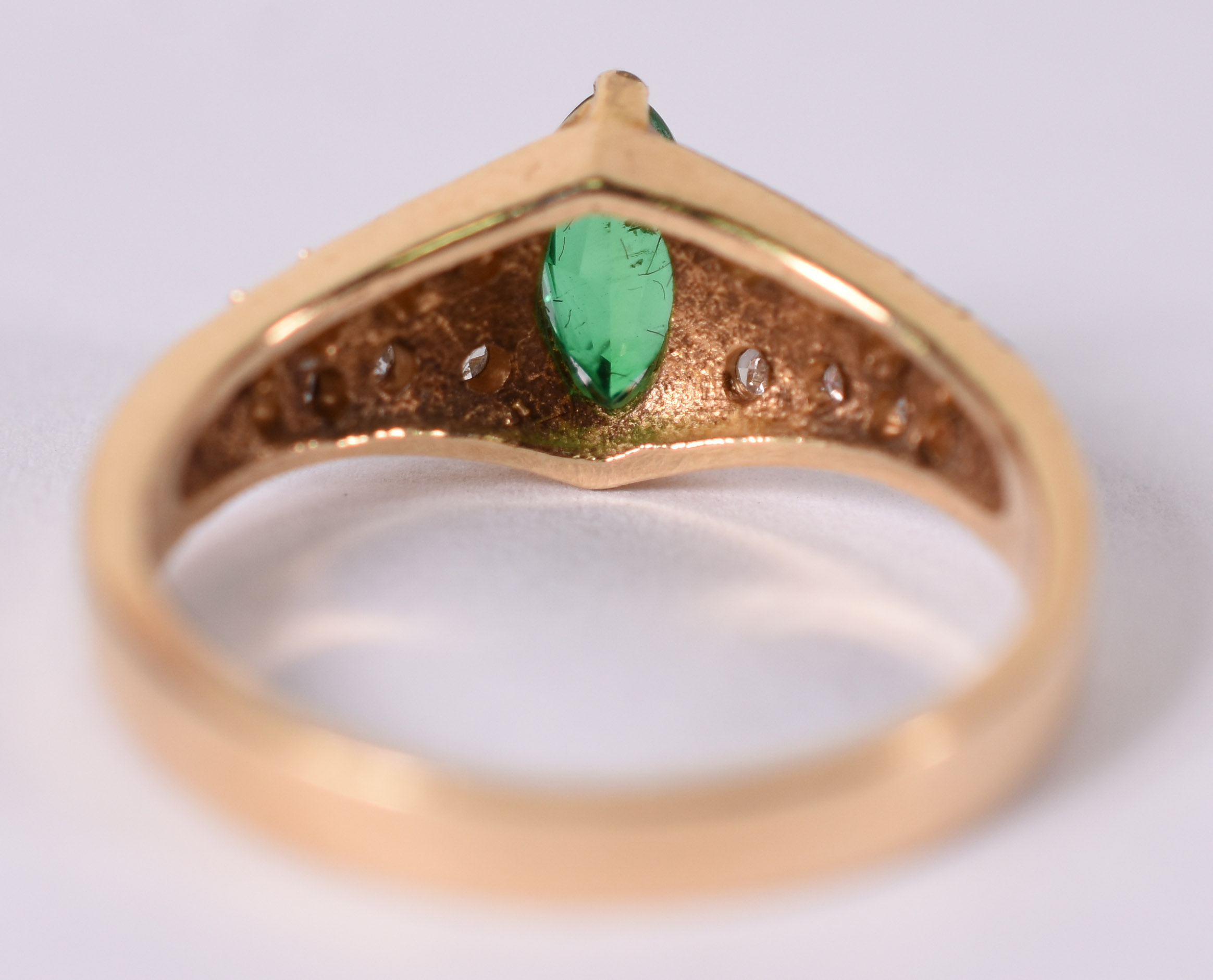 Anel de ouro amarelo com 16 brilhantes e 1 pedra verde ( Por questão... - foto 3 de 3