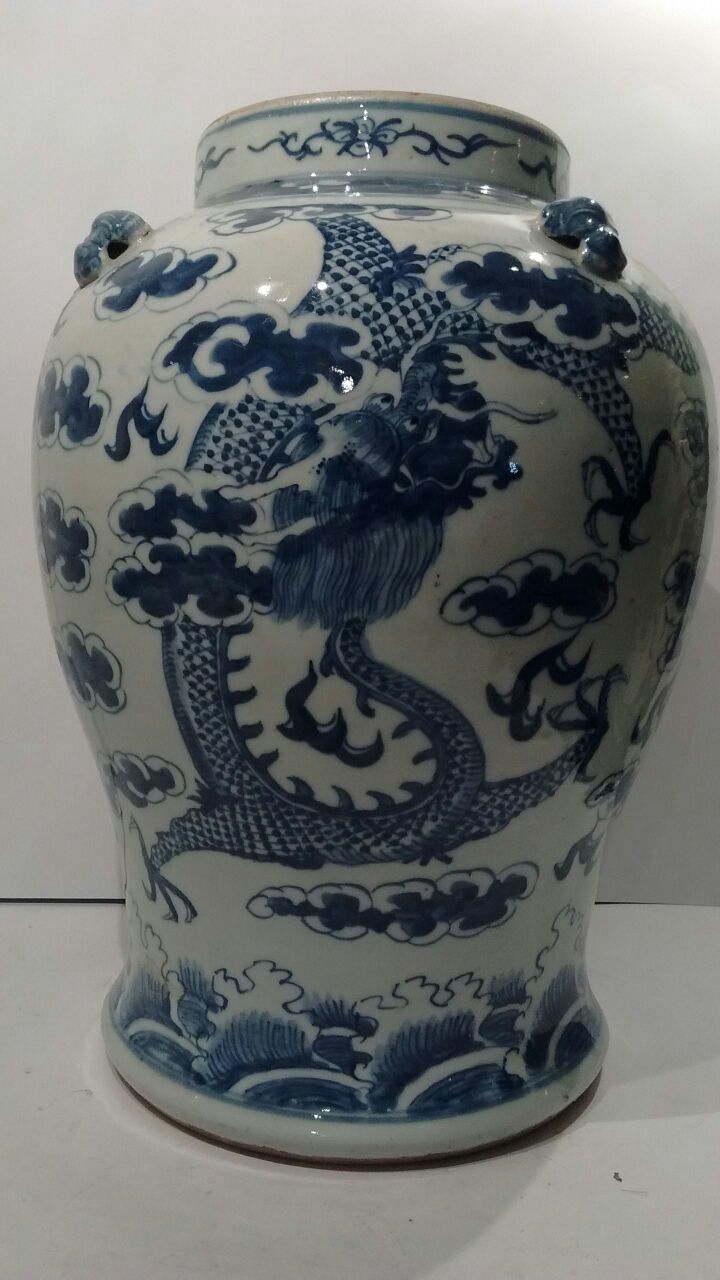 Vaso de porcelana chinesa branca e azul cobalto. Bojo com dragão...