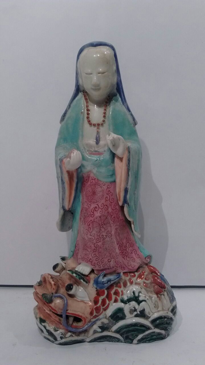 Kuan - Yin sobre quimera marítima e ondas. Exepcional grupo... - foto 1 de 2