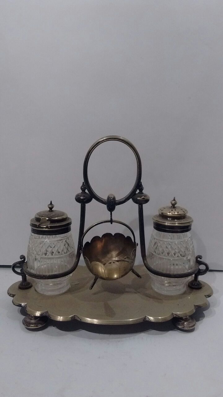 Galheteiro em metal prateado com vidros ricamente lapidados...