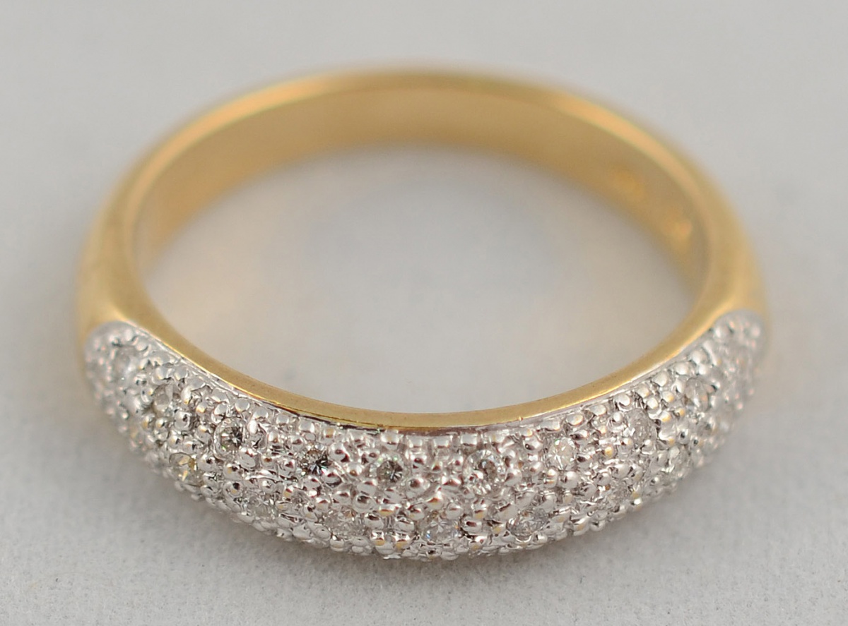 Anel de ouro 18 k com pavê de brilhantes sobre ouro branco 18 k, com... - foto 1 de 2