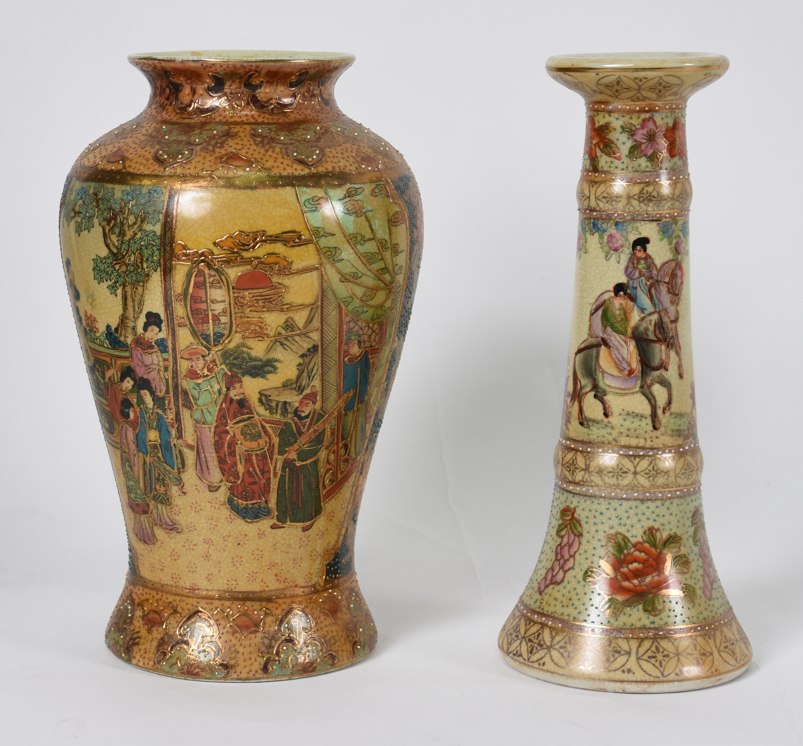 Duas peças de porcelana oriental, sendo Castiçal e vaso ao gosto... - foto 1 de 4