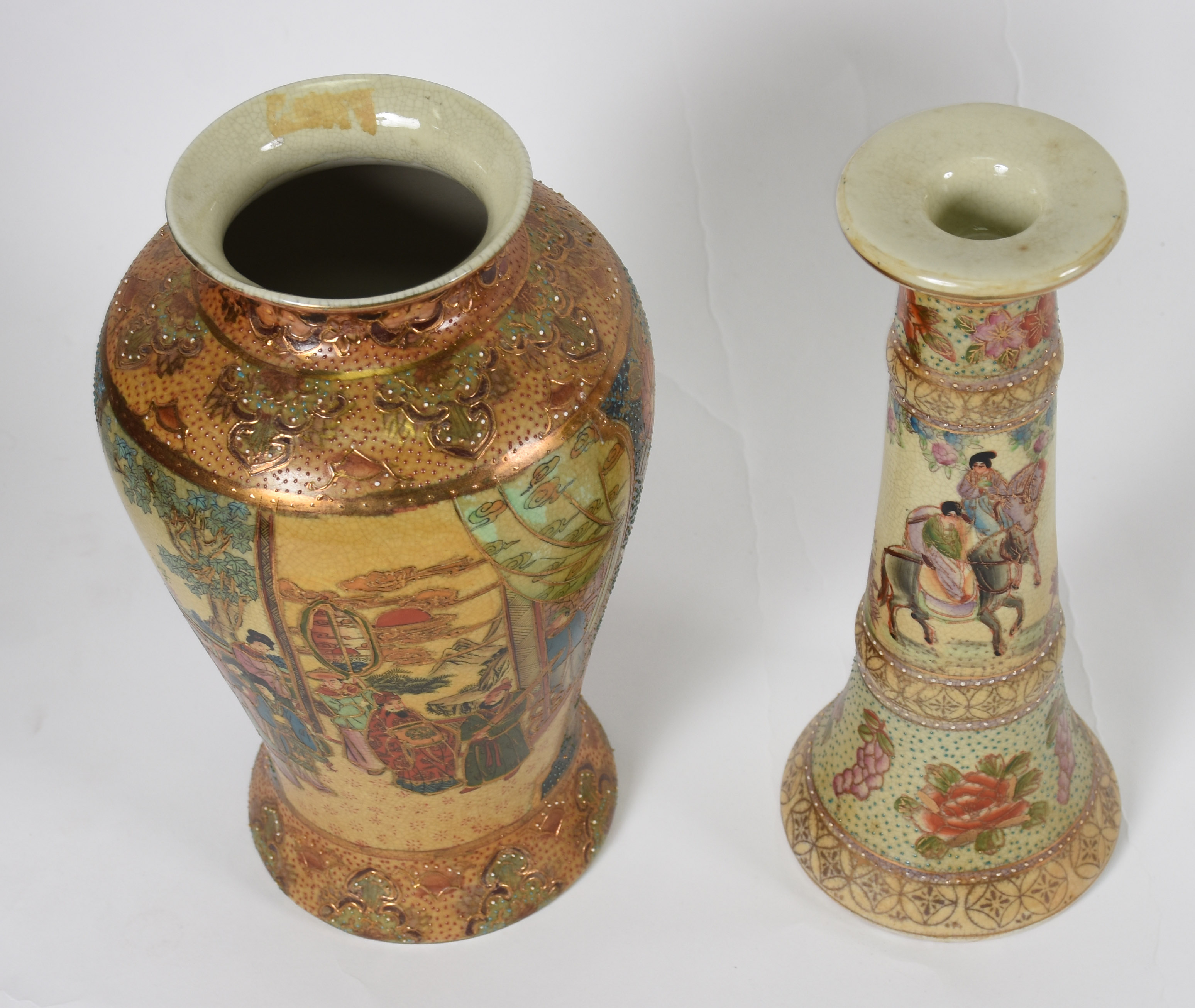 Duas peças de porcelana oriental, sendo Castiçal e vaso ao gosto... - foto 2 de 4