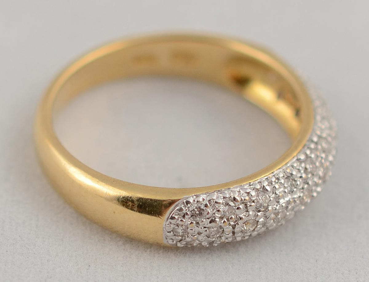 Anel de ouro 18 k com pavê de brilhantes sobre ouro branco 18 k, com... - foto 2 de 2