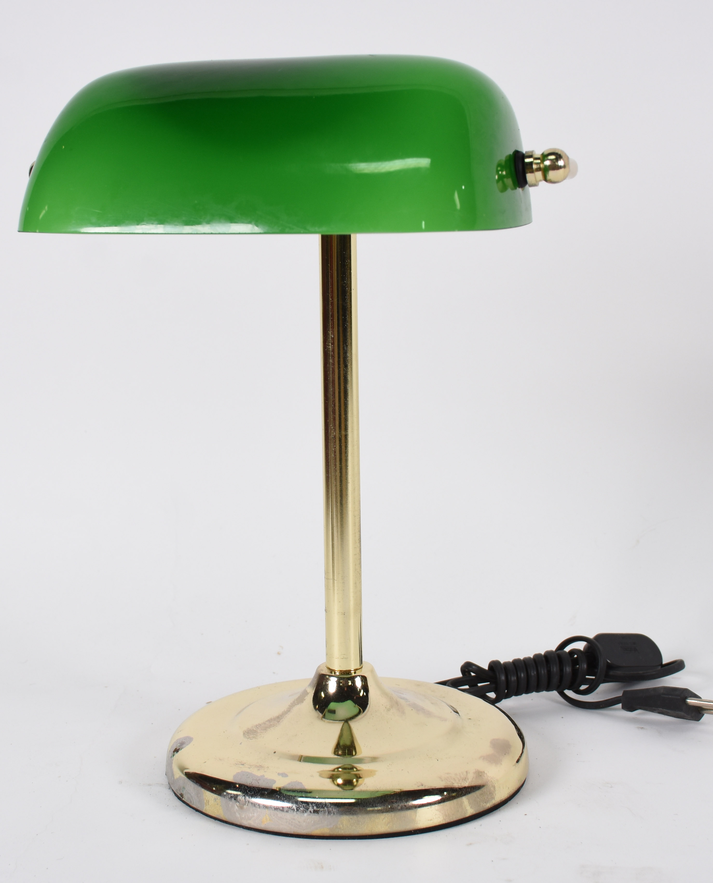 Abatjour de metal dourado com cúpula de vidro verde . - foto 1 de 3