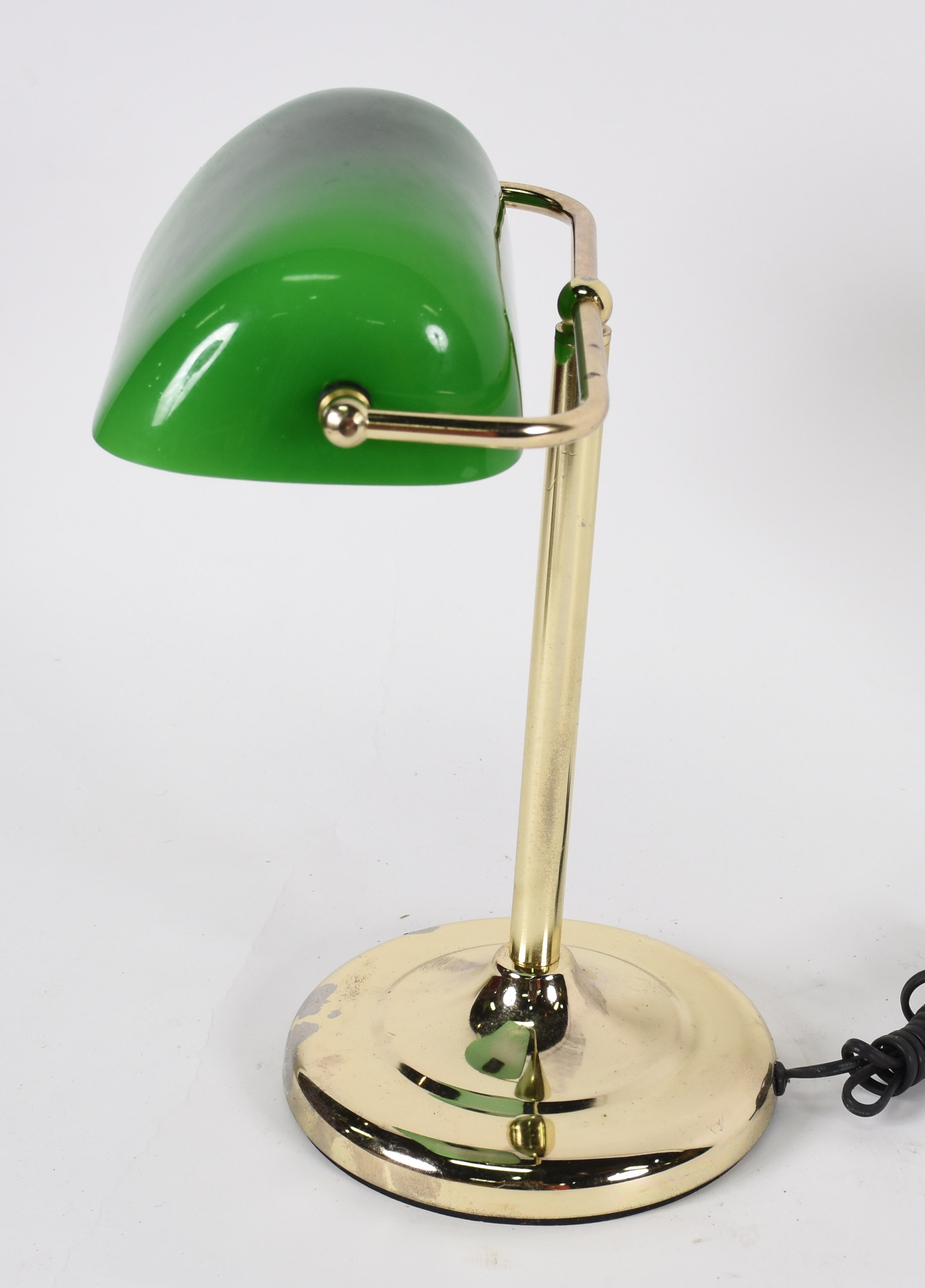 Abatjour de metal dourado com cúpula de vidro verde . - foto 2 de 3