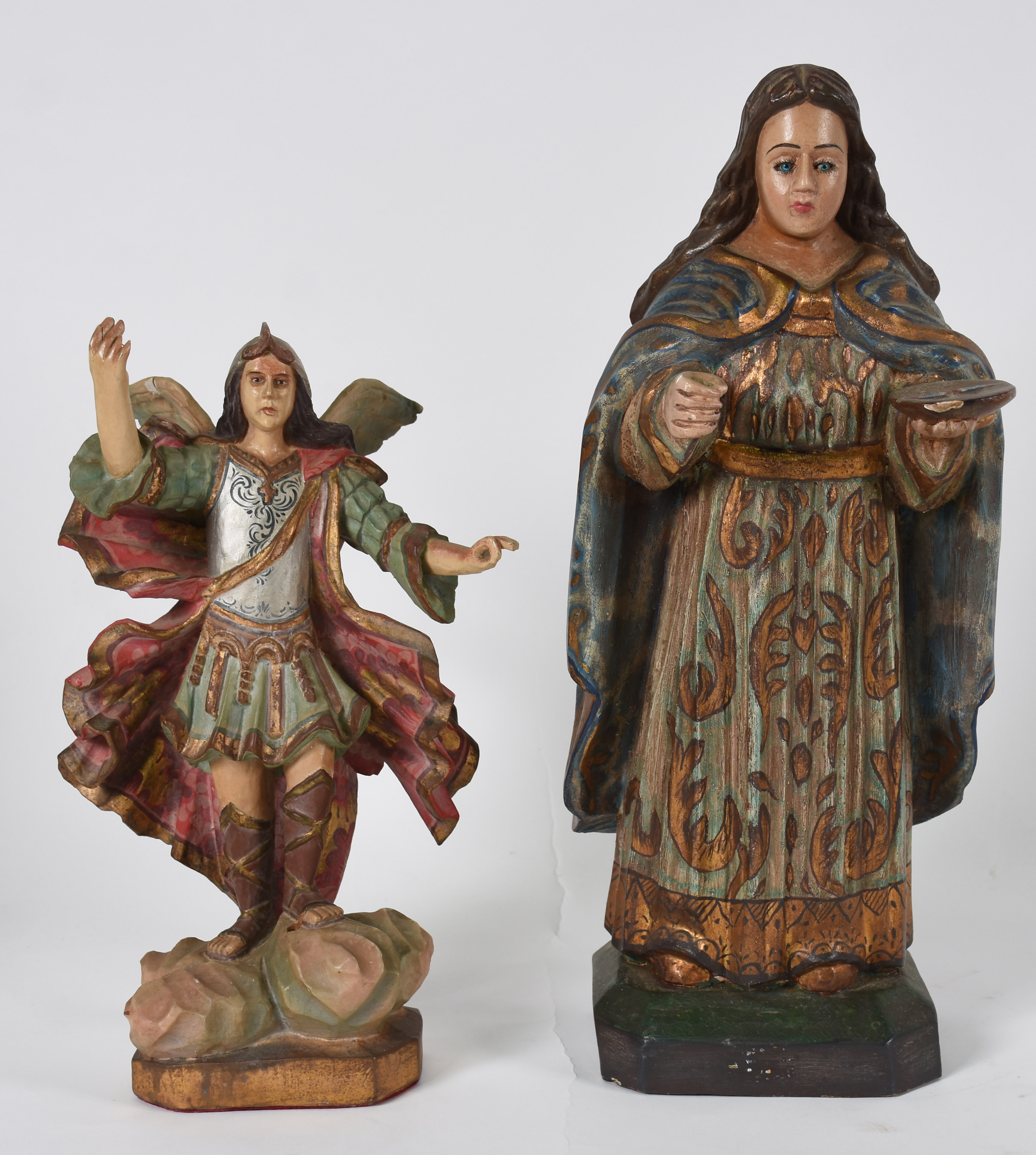 Duas imagens de madeira policromada, sendo: Santa Luzia e Arcanjo. - foto 1 de 5