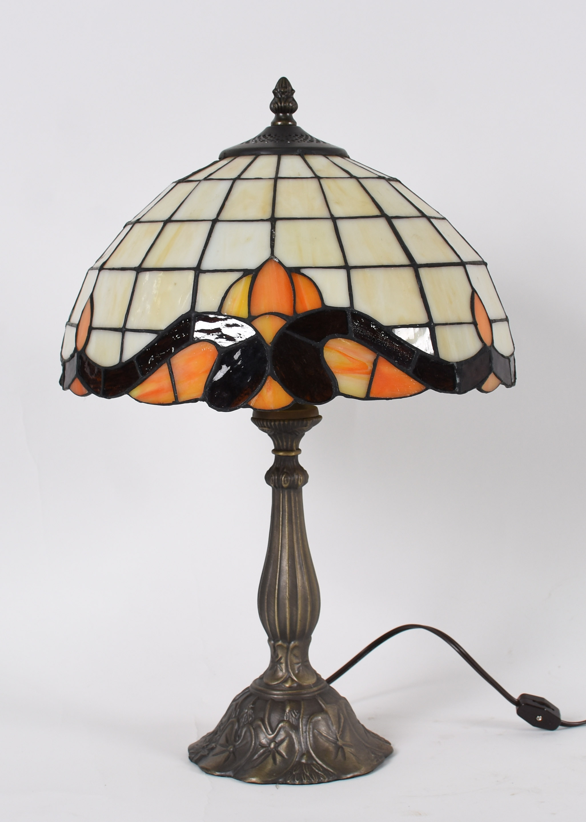 Luminária estilo Tiffanys com base de metal e cúpula em placas de... - foto 1 de 2