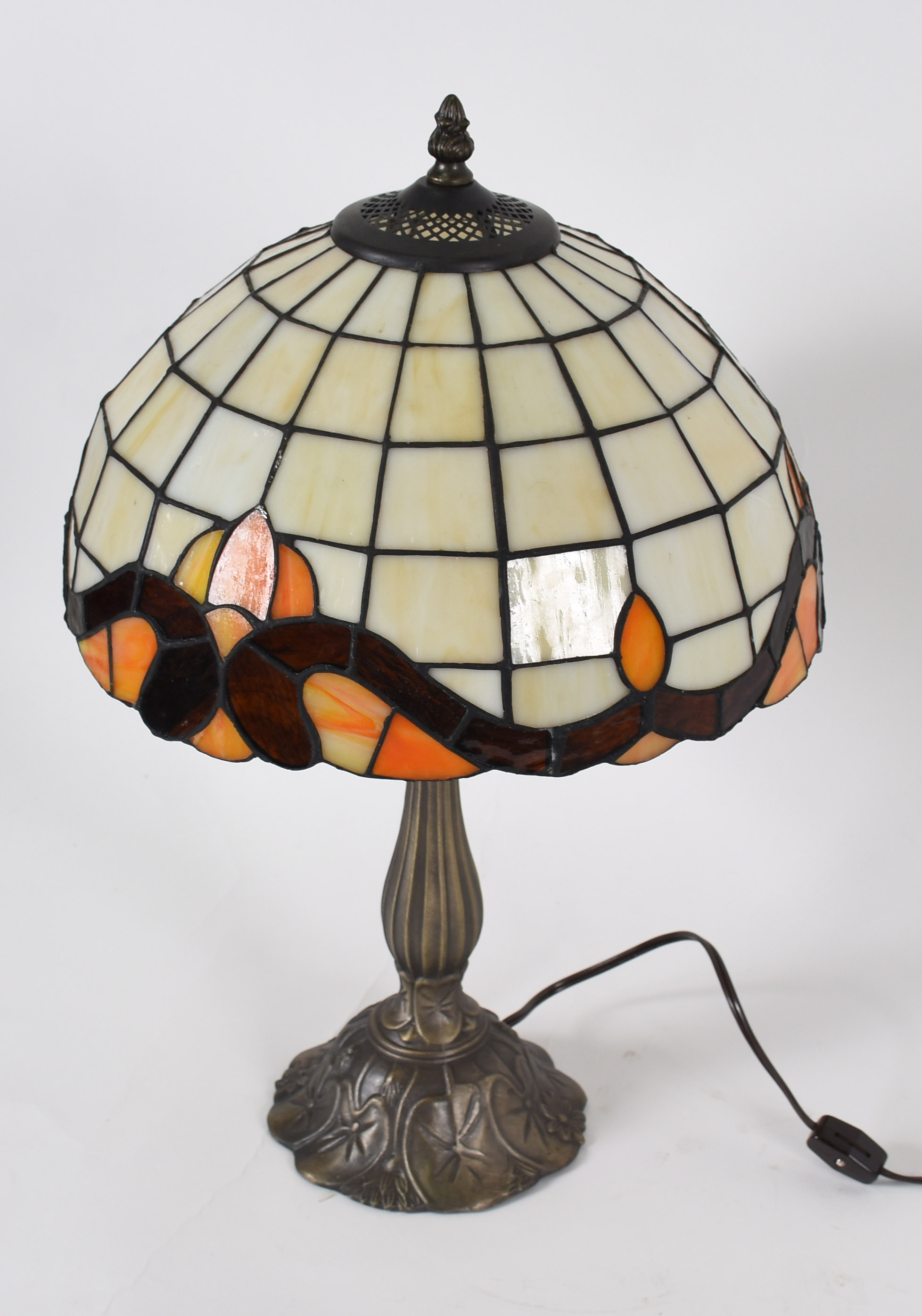 Luminária estilo Tiffanys com base de metal e cúpula em placas de... - foto 2 de 2