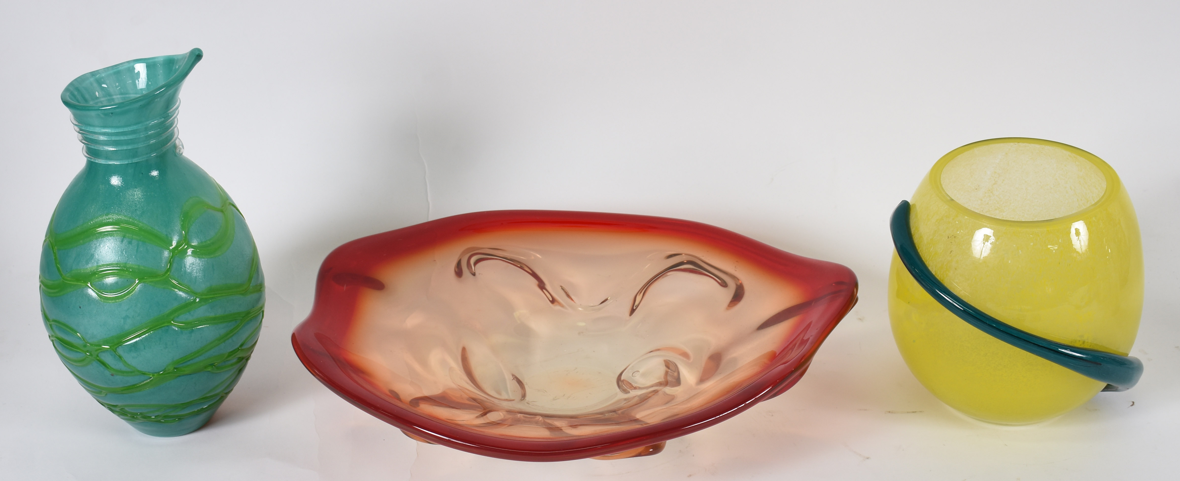 Três peças de vidro murano, sendo: centro de mesa de vermelho , vaso... - foto 1 de 2