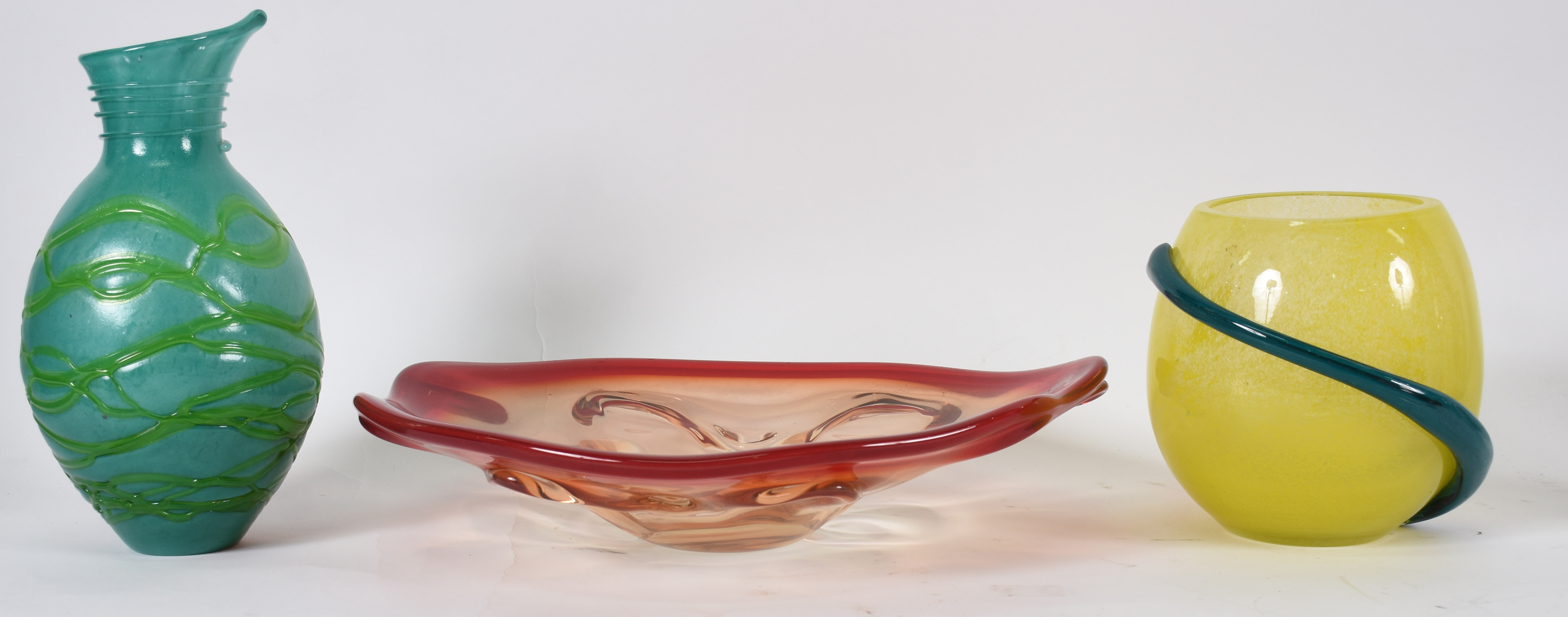 Três peças de vidro murano, sendo: centro de mesa de vermelho , vaso... - foto 2 de 2