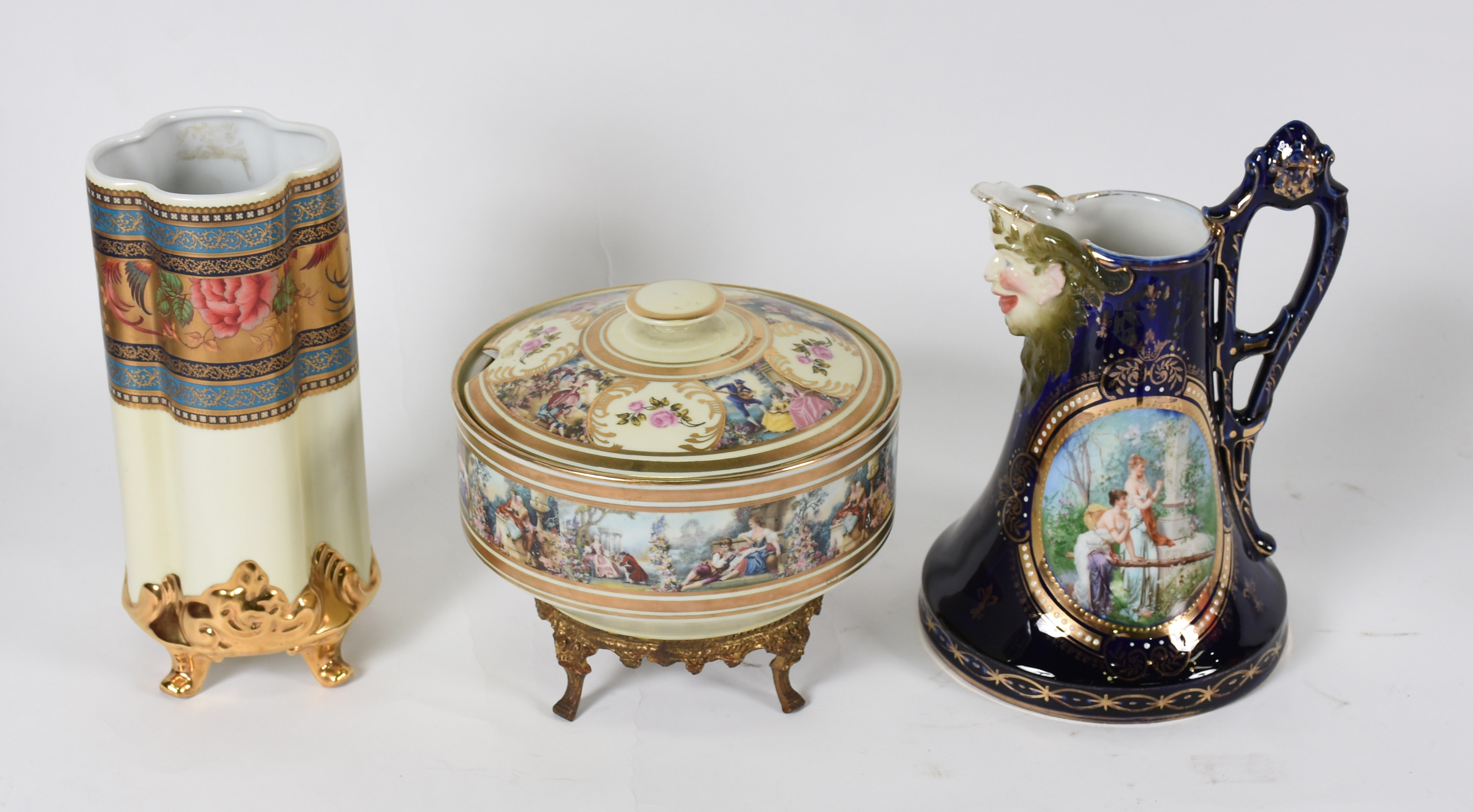Três peças diversas de porcelana, sendo: , jarra , vaso " patria gold... - foto 1 de 4