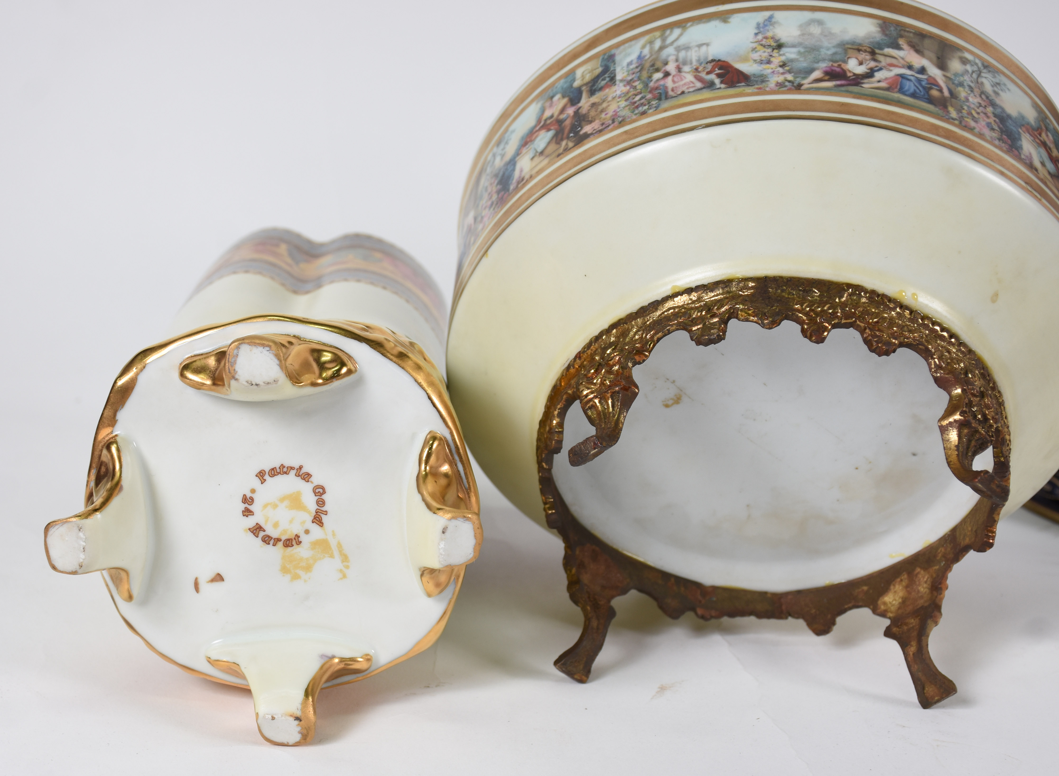 Três peças diversas de porcelana, sendo: , jarra , vaso " patria gold... - foto 3 de 4