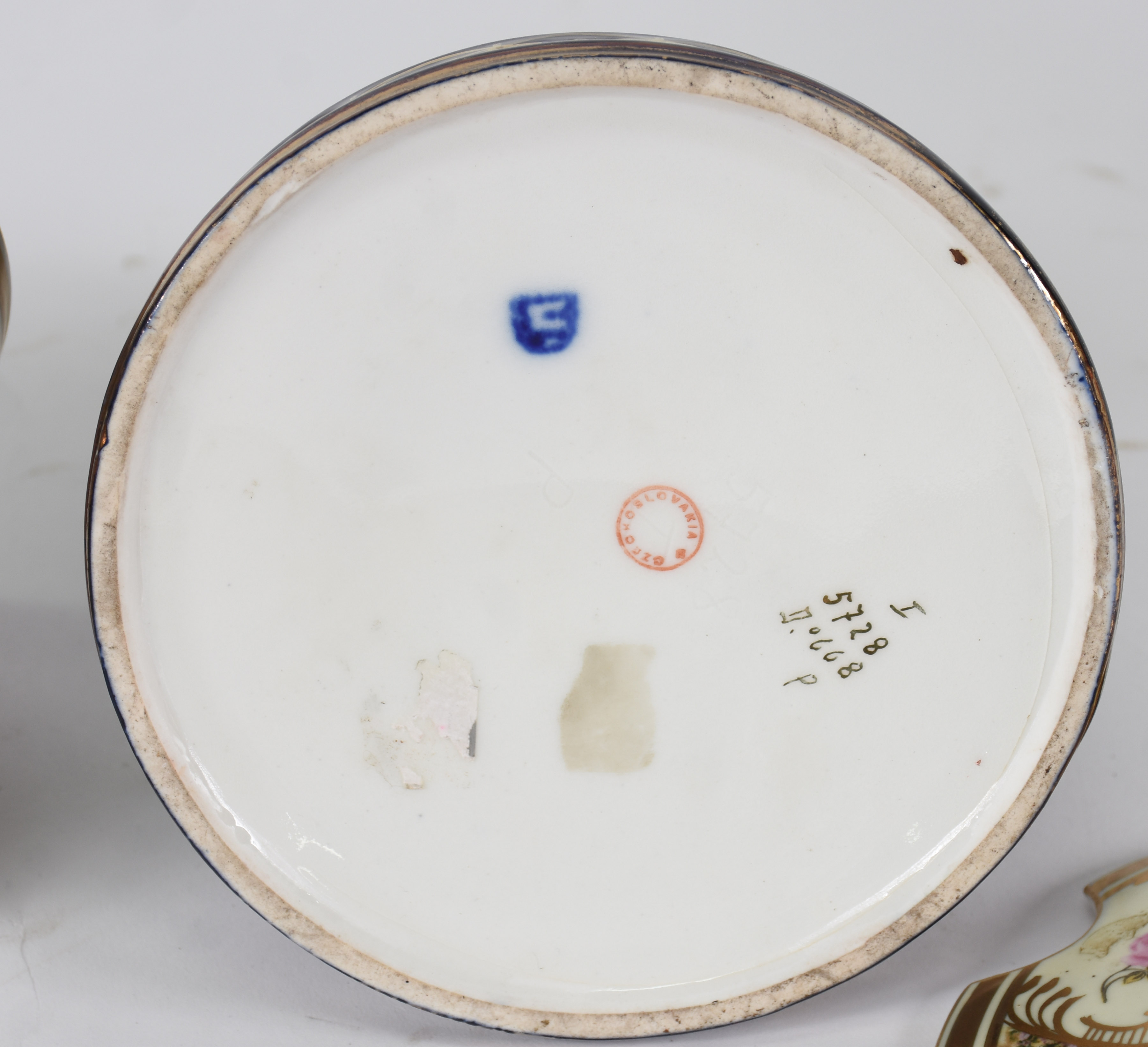 Três peças diversas de porcelana, sendo: , jarra , vaso " patria gold... - foto 4 de 4
