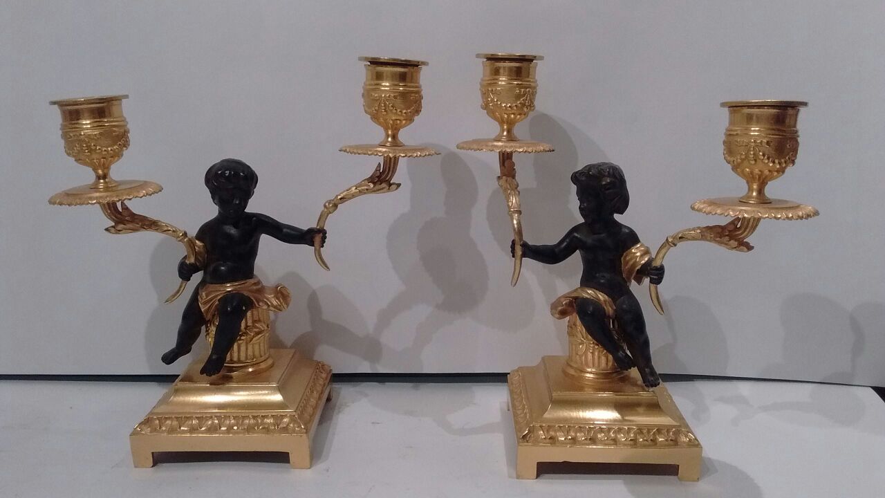 Par de Castiçais para duas velas cada. Bronze finamente esculpidos...