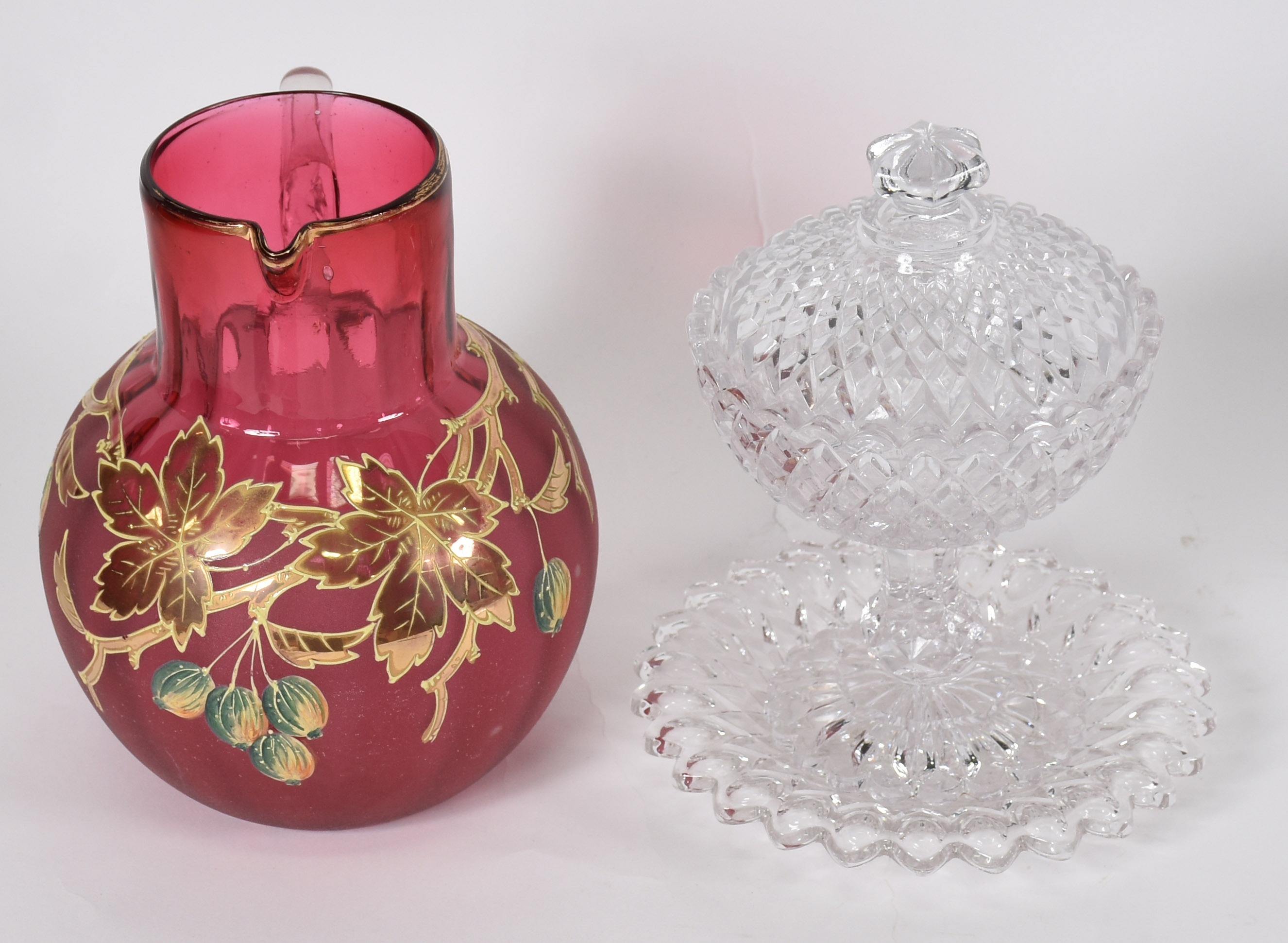 Duas peças de cristal, sendo: Jarra para água na cor cereja decorada... - foto 2 de 4