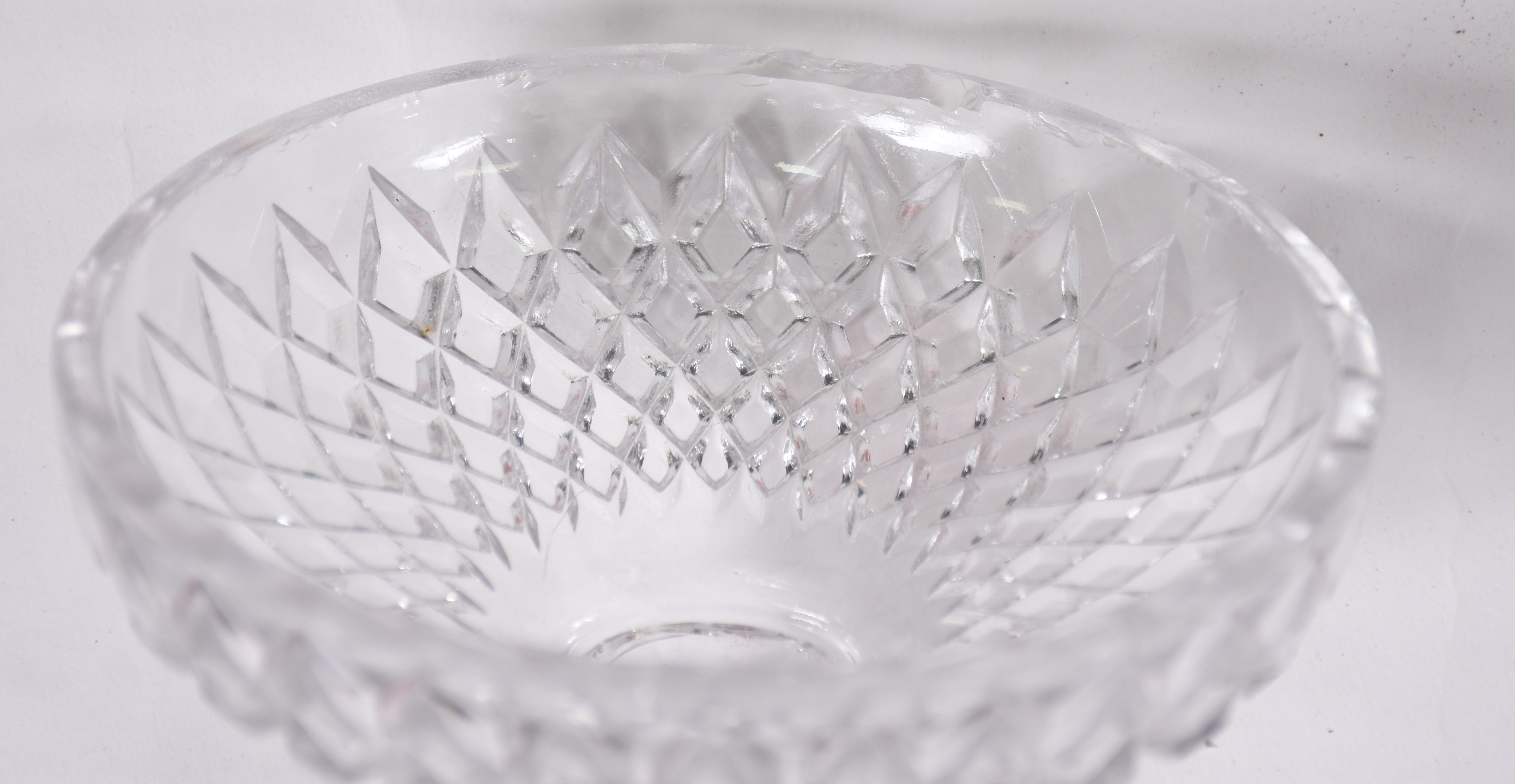 Duas peças de cristal, sendo: Jarra para água na cor cereja decorada... - foto 3 de 4