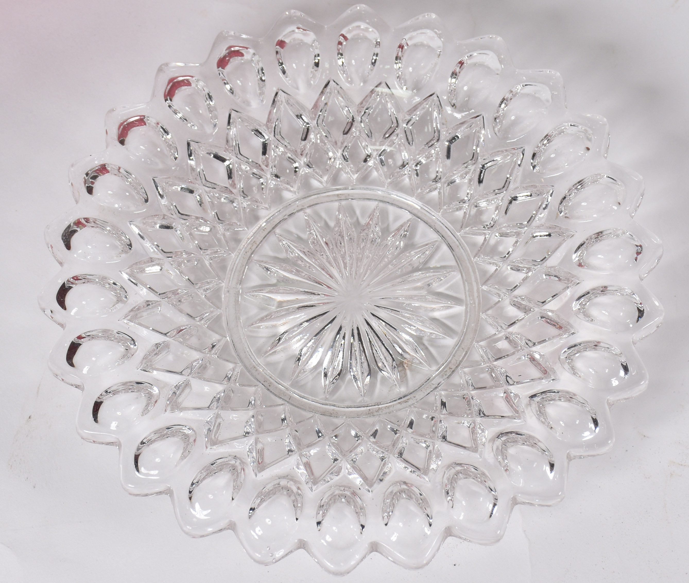 Duas peças de cristal, sendo: Jarra para água na cor cereja decorada... - foto 4 de 4