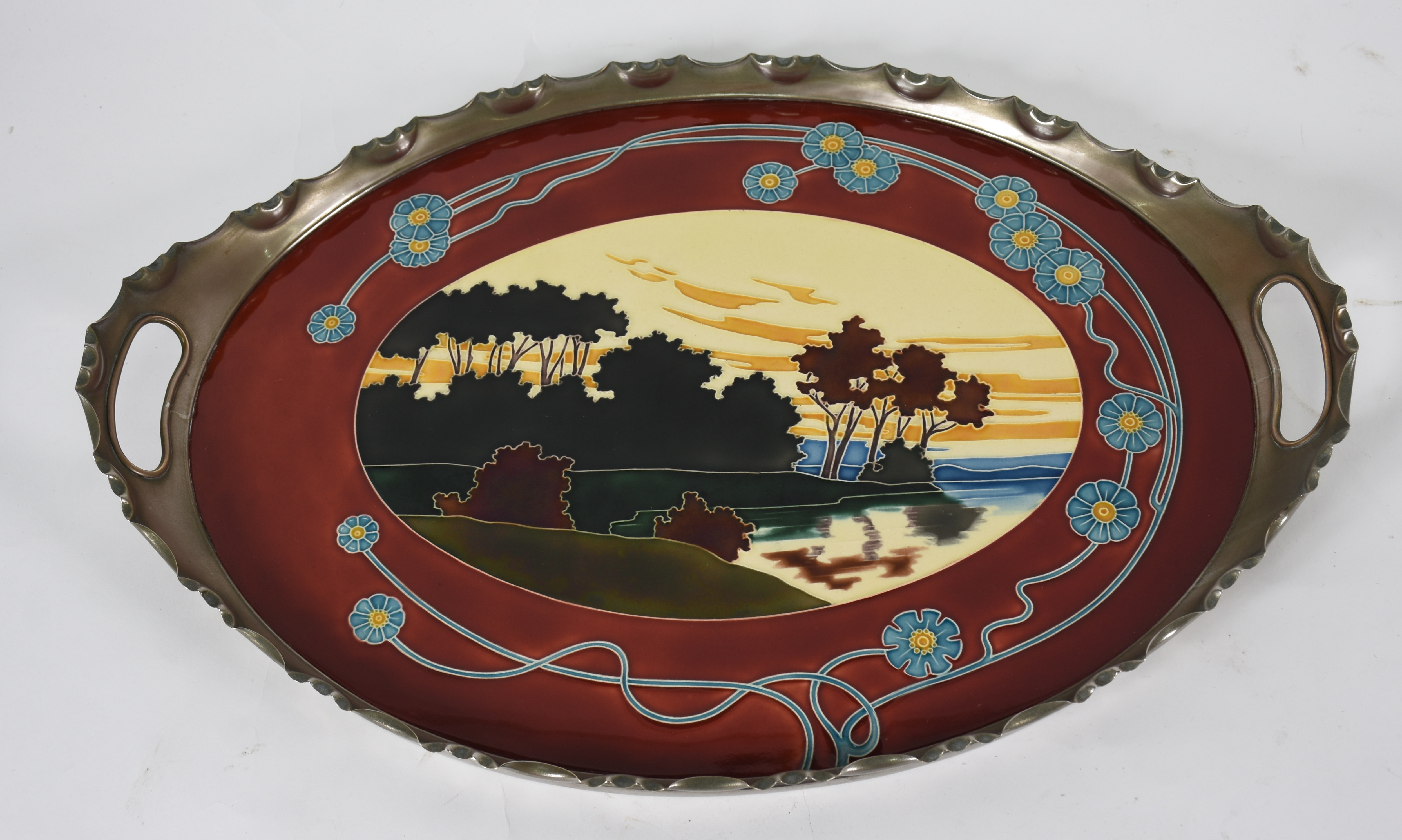 Bandeja ART NOUVEAU com cercadura de metal e fundo de faiança com... - foto 1 de 3