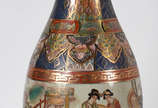 Vaso de porcelana chinesa  decorada com gueixas... - Vaso de porcelana chinesa  decorada com gueixas em policromia e realces dourados, bord em gomos.