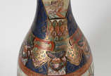 Vaso de porcelana chinesa  decorada com gueixas... - Vaso de porcelana chinesa  decorada com gueixas em policromia e realces dourados, bord em gomos.
