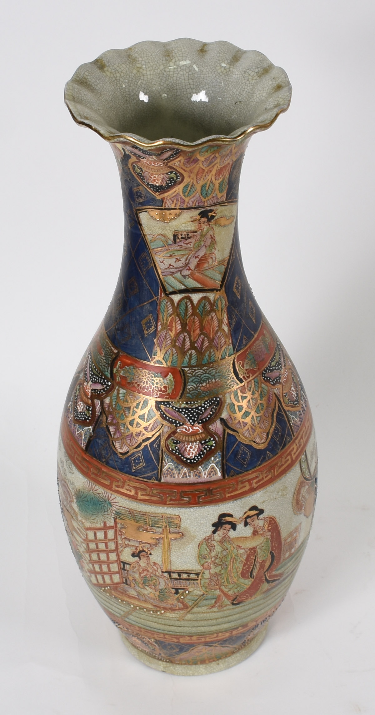 Vaso de porcelana chinesa decorada com gueixas em policromia e... - foto 2 de 4