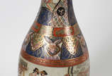Vaso de porcelana chinesa  decorada com gueixas... - Vaso de porcelana chinesa  decorada com gueixas em policromia e realces dourados, bord em gomos.