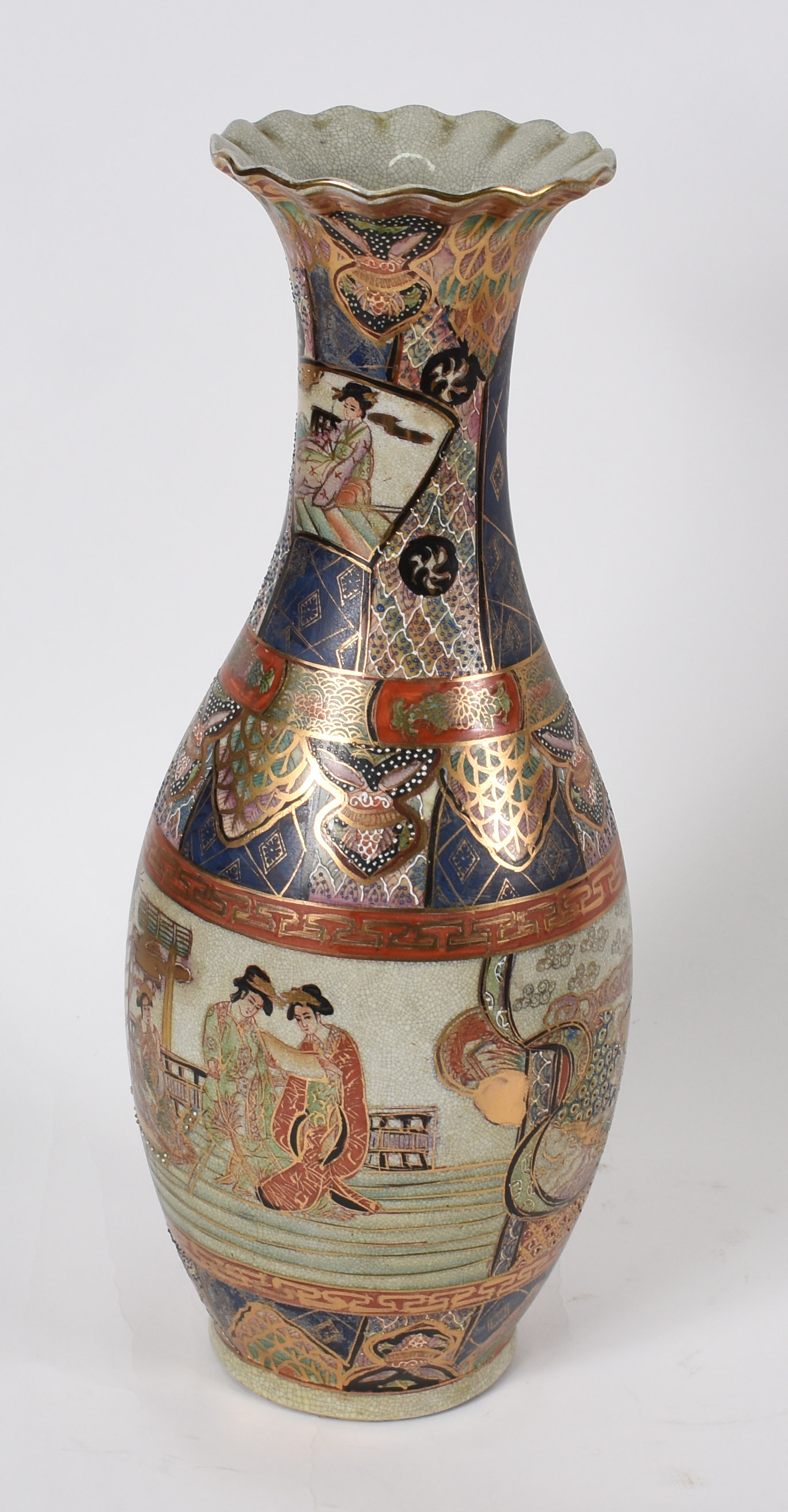 Vaso de porcelana chinesa decorada com gueixas em policromia e... - foto 3 de 4