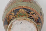 Vaso de porcelana chinesa  decorada com gueixas... - Vaso de porcelana chinesa  decorada com gueixas em policromia e realces dourados, bord em gomos.