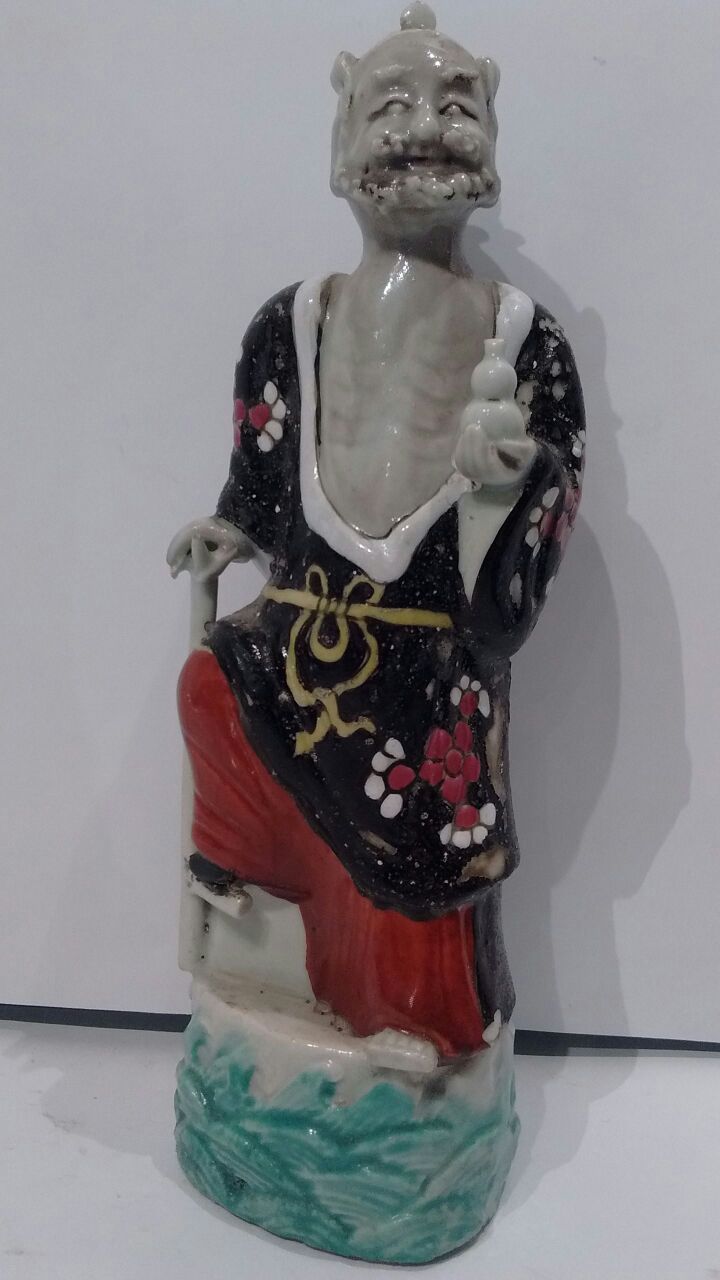 Escultura em porcelana chinesa policromada representando Li Tieguai... - foto 1 de 2