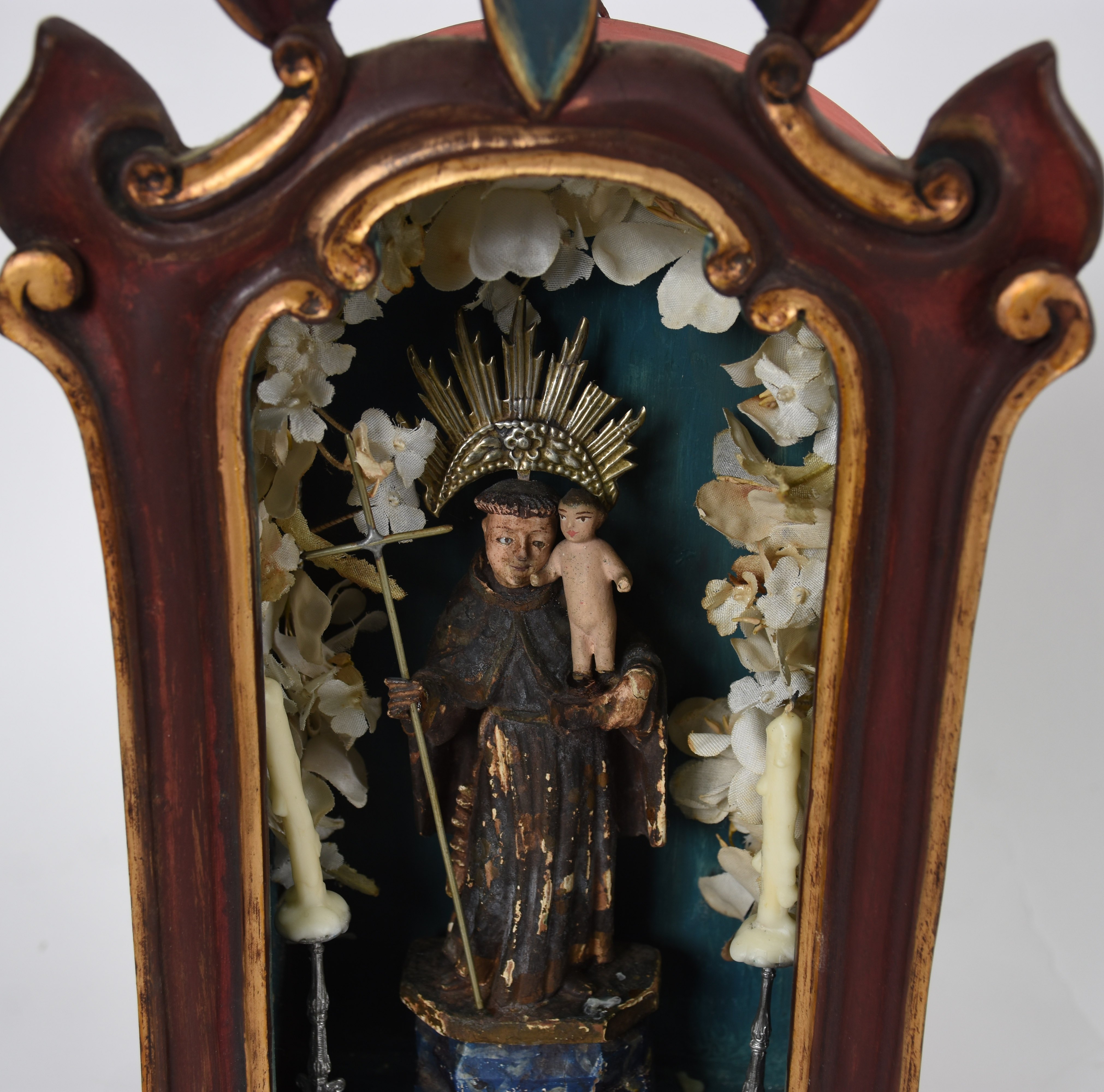 Pequeno Oratório de madeira patinada, interior com figura de santo... - foto 2 de 3