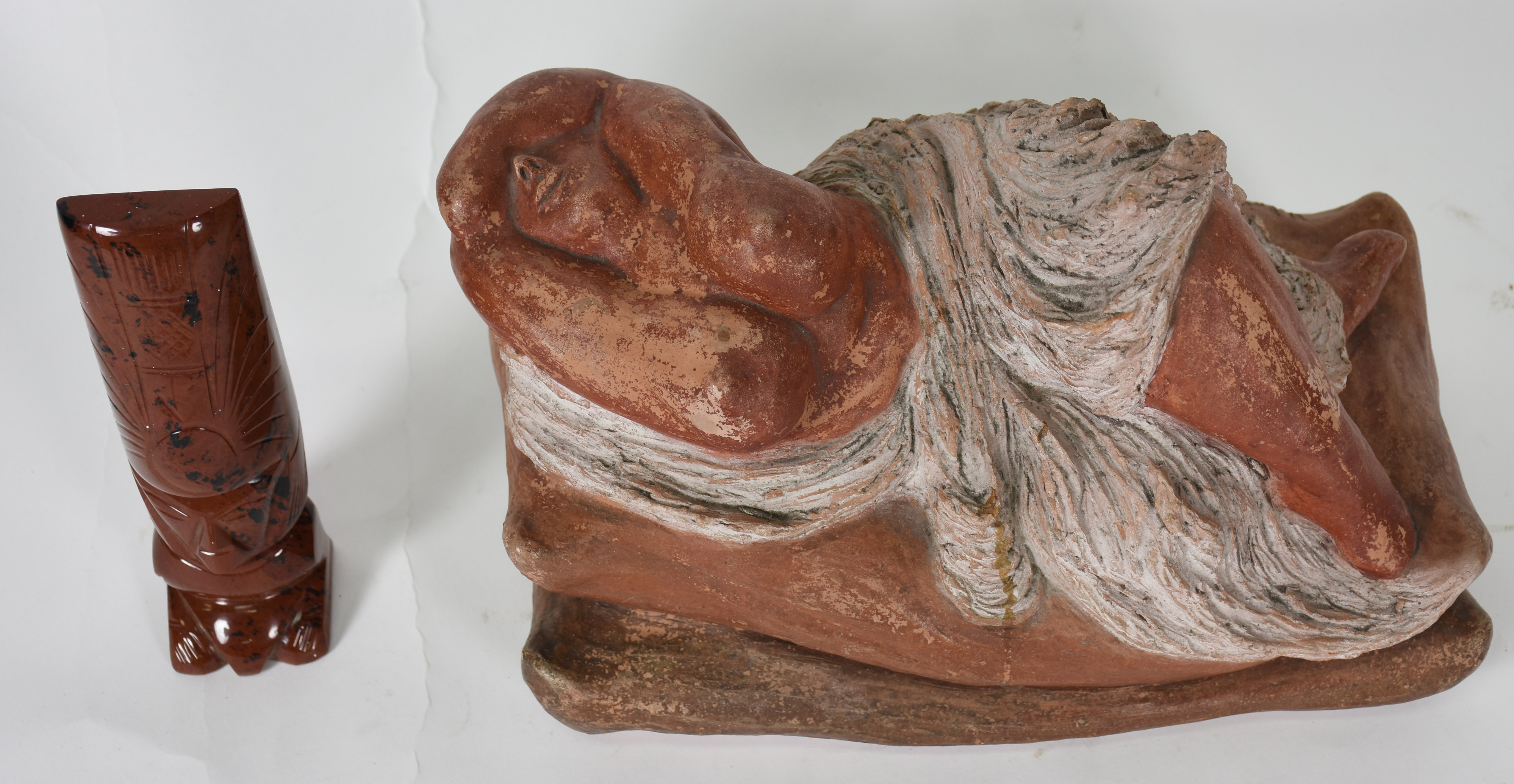Duas esculturas , 1 representando mulher deitada e 1 Inca , de pedra... - foto 3 de 4