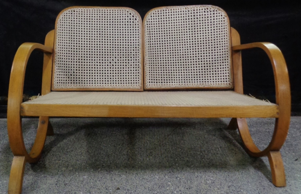 Conjunto composto de um sofá para 2 lugares e 2 poltronas de braços... - foto 1 de 5