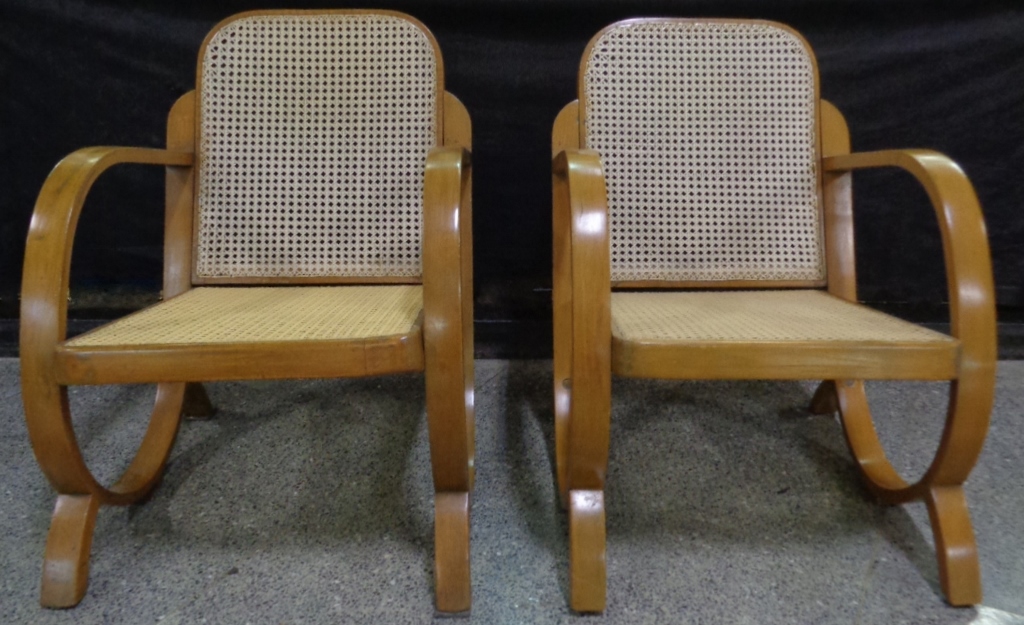 Conjunto composto de um sofá para 2 lugares e 2 poltronas de braços... - foto 2 de 5
