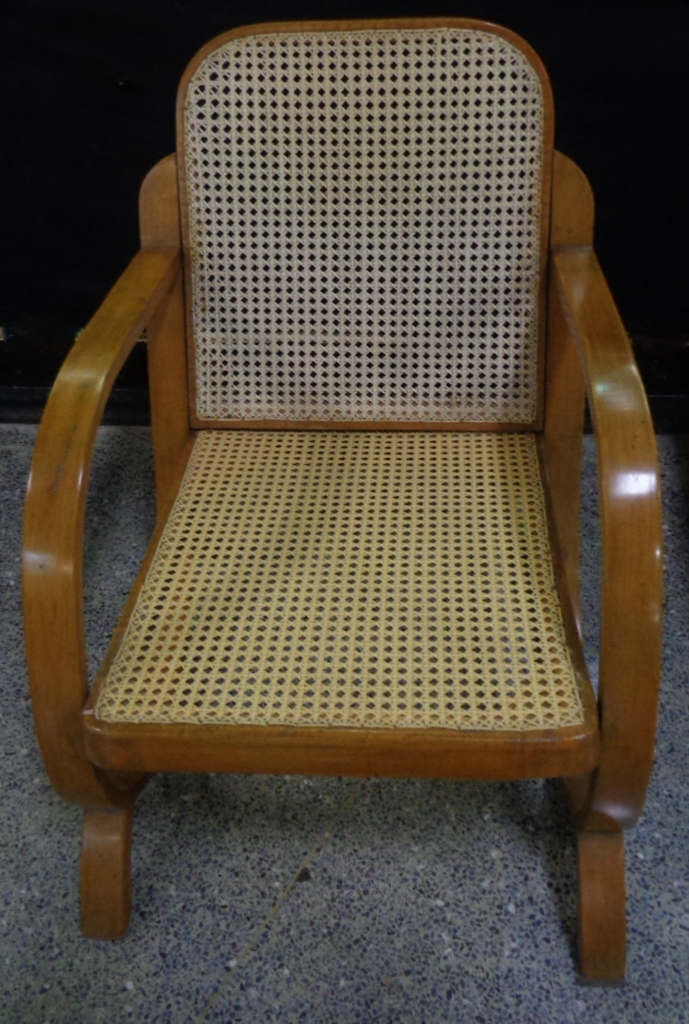 Conjunto composto de um sofá para 2 lugares e 2 poltronas de braços... - foto 3 de 5