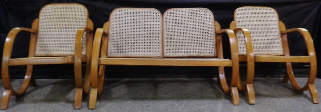 Conjunto composto de um sofá para 2 lugares e 2 poltronas de braços... - foto 5 de 5