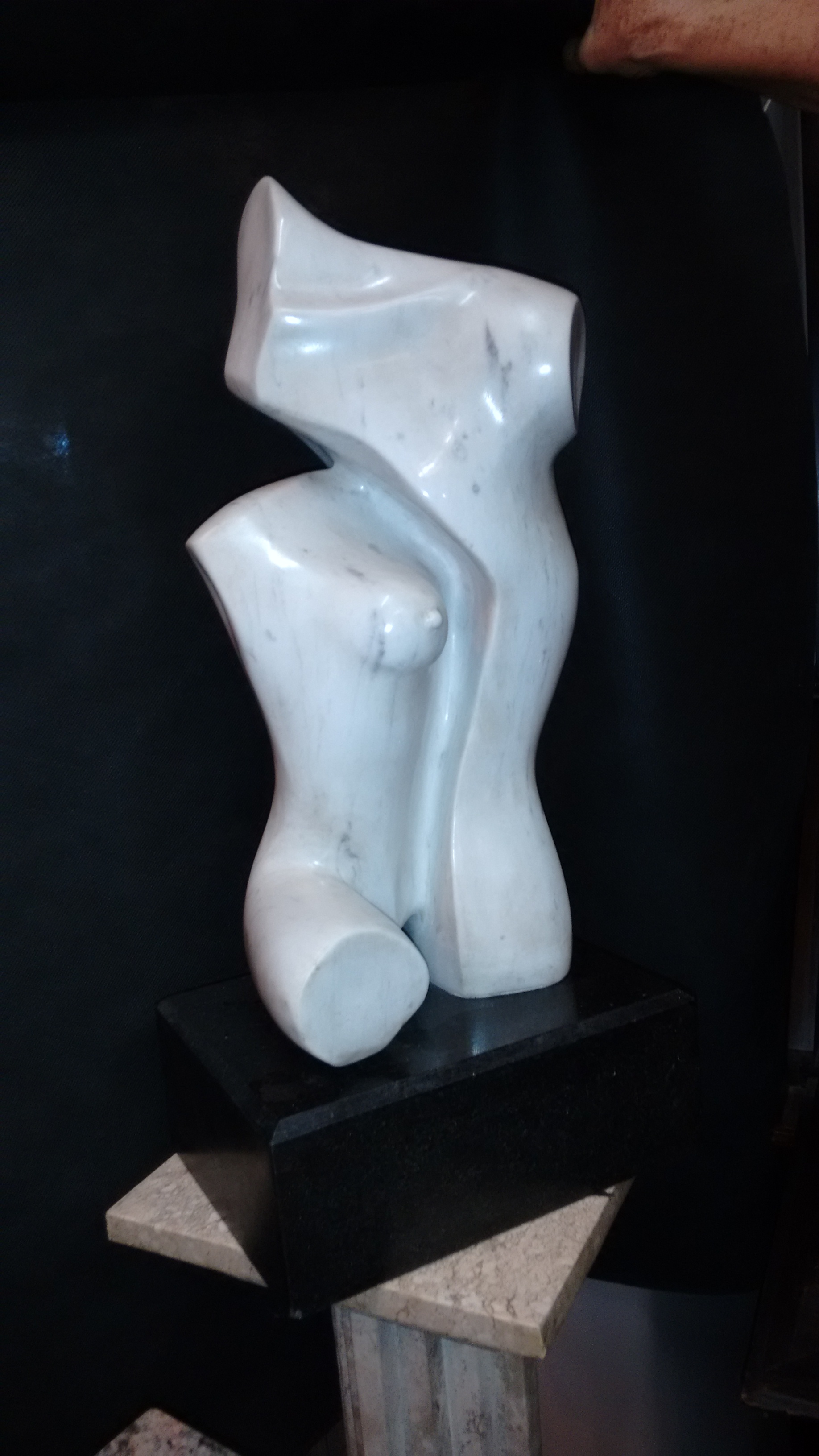Escultura em mármore carrara representando " casal" . Sem base... - foto 1 de 5