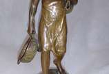 RUFF, Ardor (Andreas) -  (1855 / 1951),  - Pequena escultura  em bronze representando menina camponesa . Finos traços . Assinada . Referência do auror no Benezit .