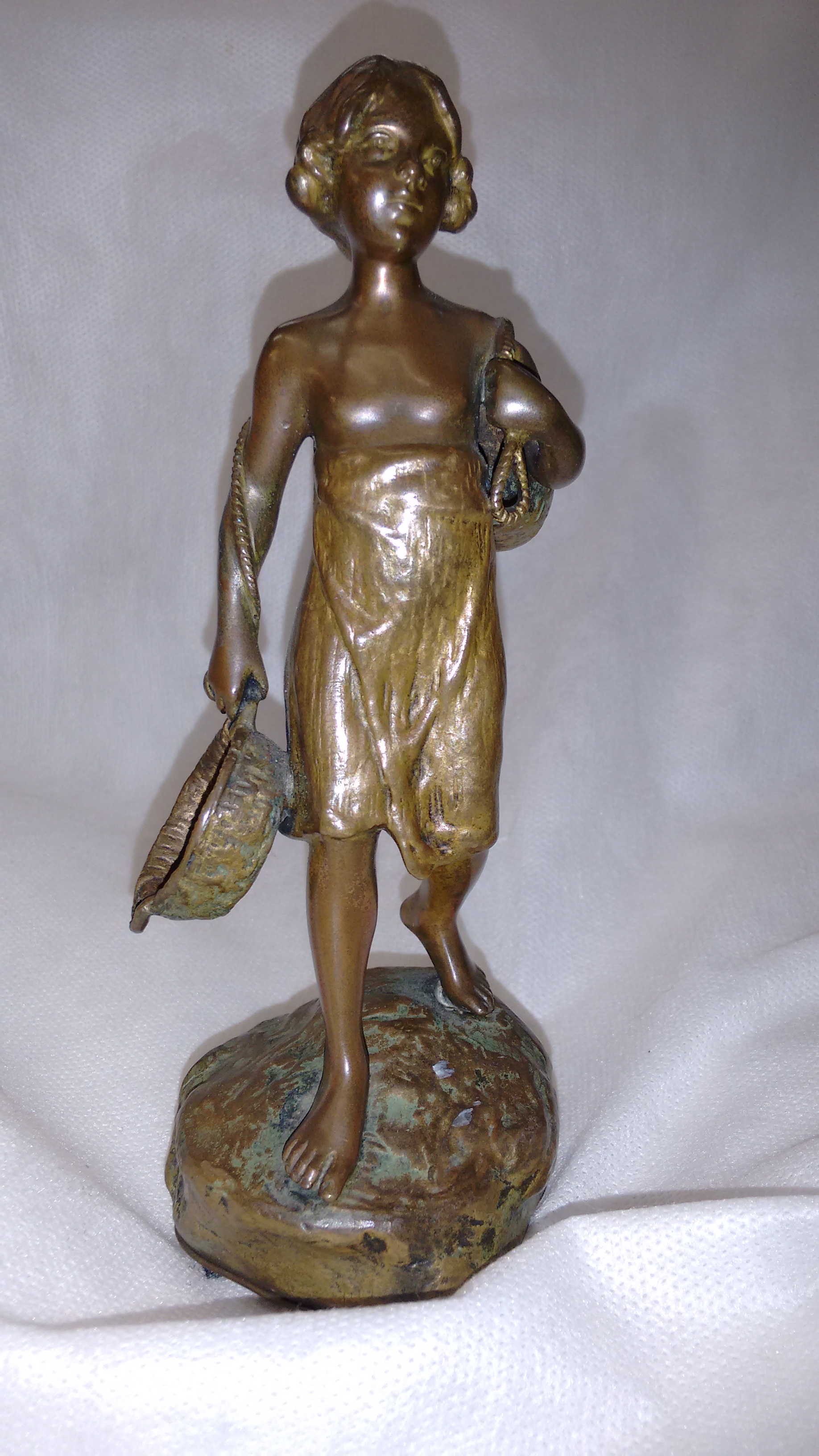 Pequena escultura em bronze representando menina camponesa . Finos... - foto 1 de 2