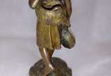 RUFF, Ardor (Andreas) -  (1855 / 1951),  - Pequena escultura  em bronze representando menina camponesa . Finos traços . Assinada . Referência do auror no Benezit .