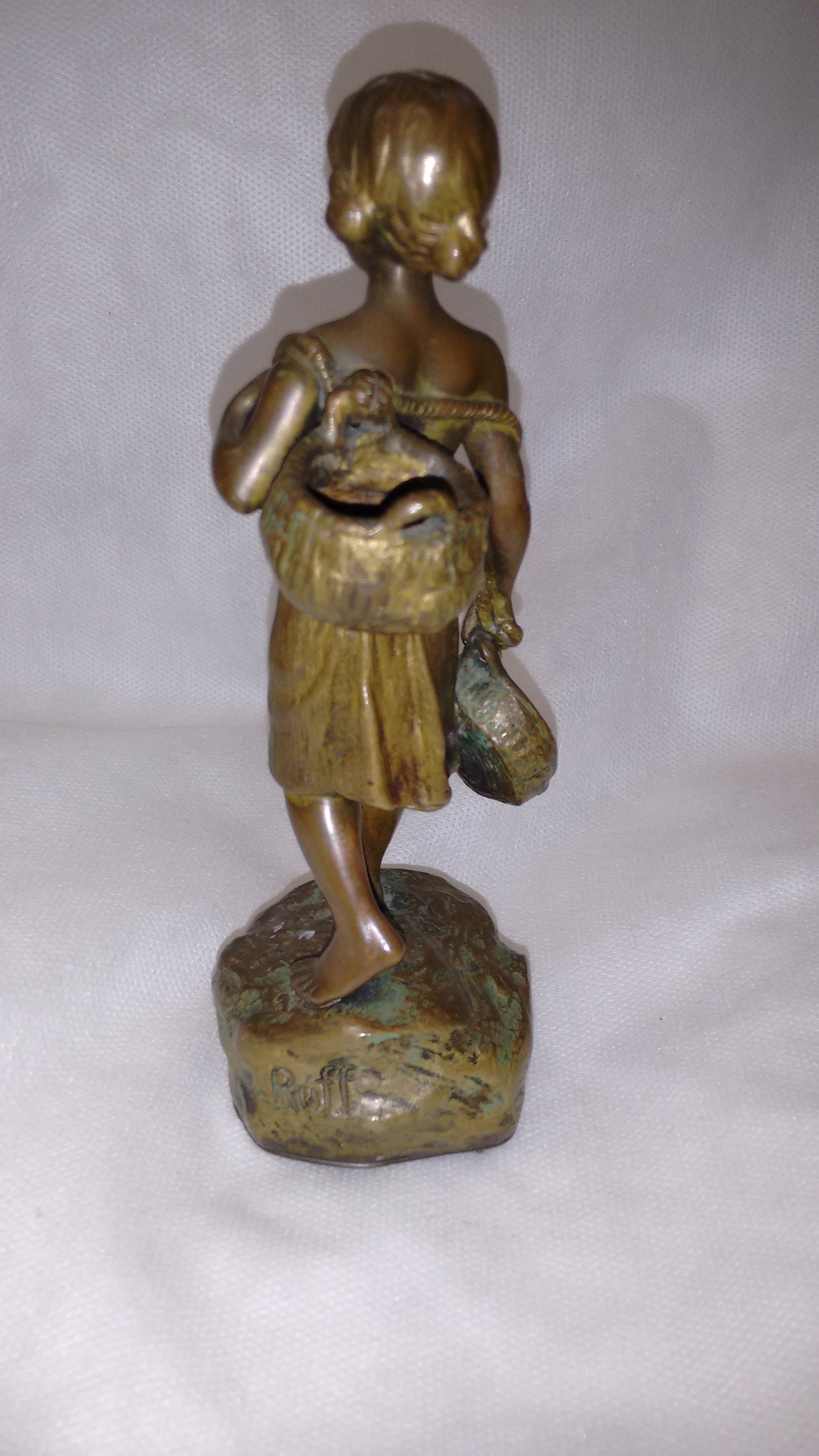 Pequena escultura em bronze representando menina camponesa . Finos... - foto 2 de 2