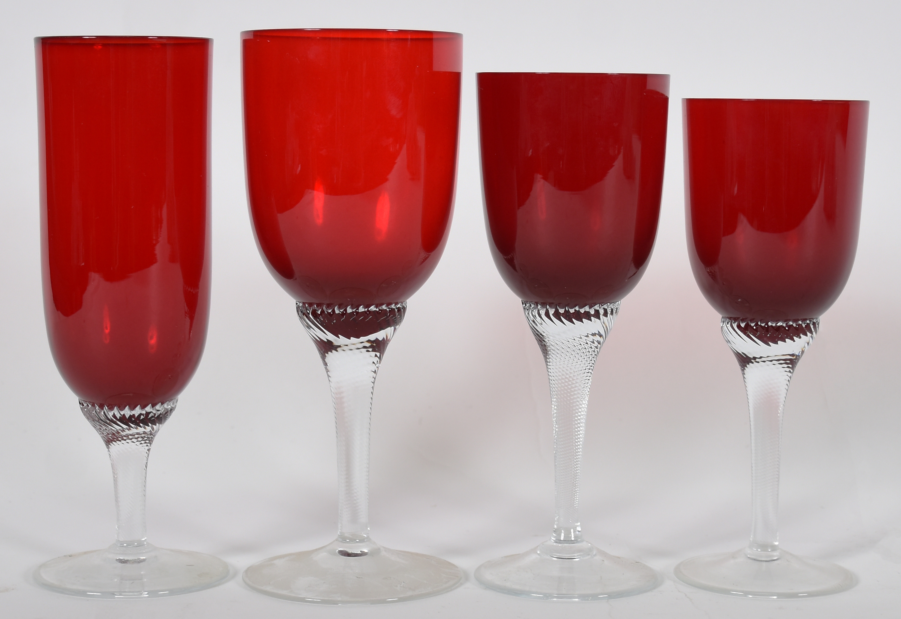 Serviço de copos de vidro vermelho sendo , 11 flutes, 9 para água, 8... - foto 2 de 2