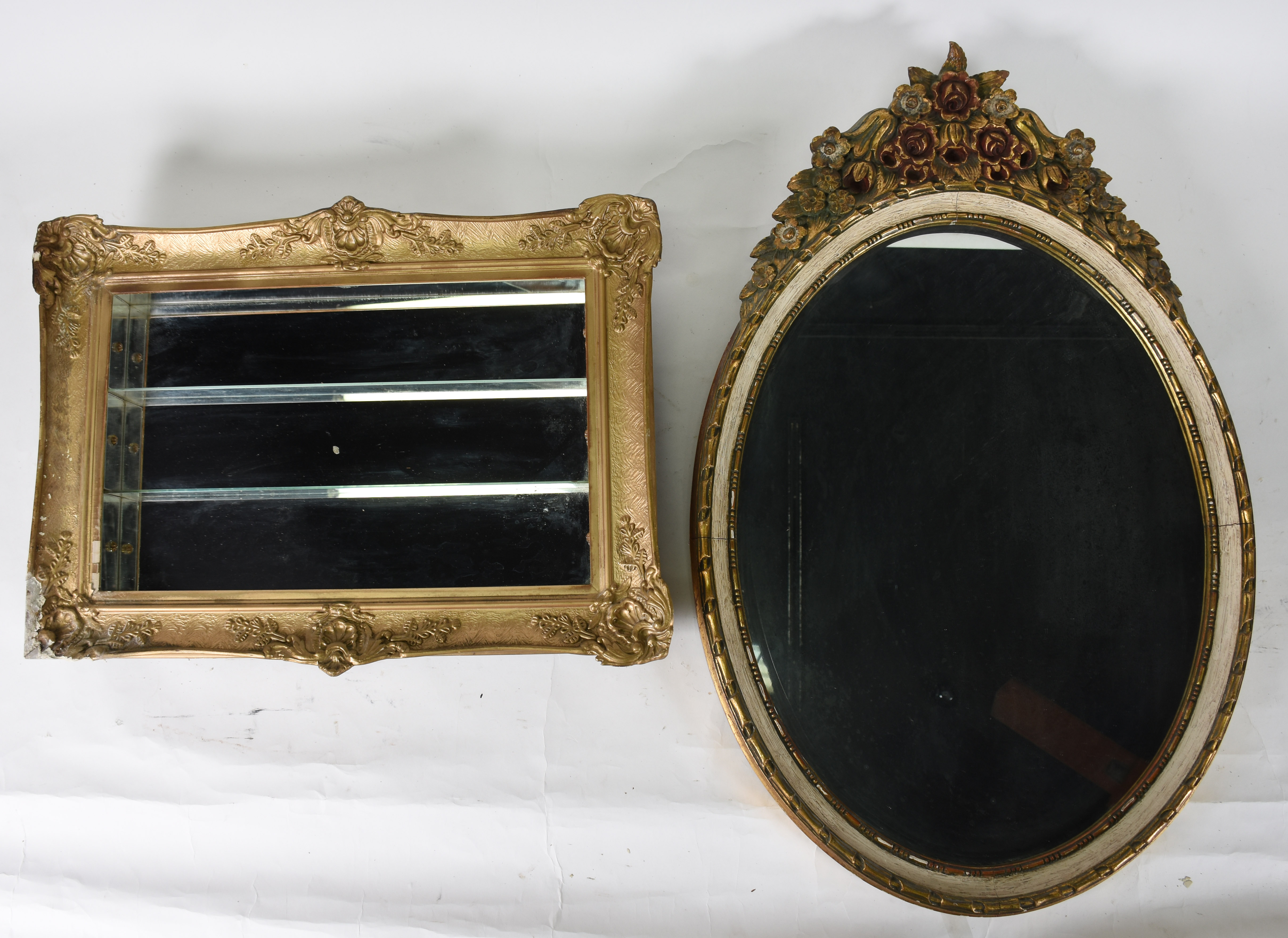Duas peças diversas, sendo: Vitrine de parede e espelho oval com... - foto 1 de 4