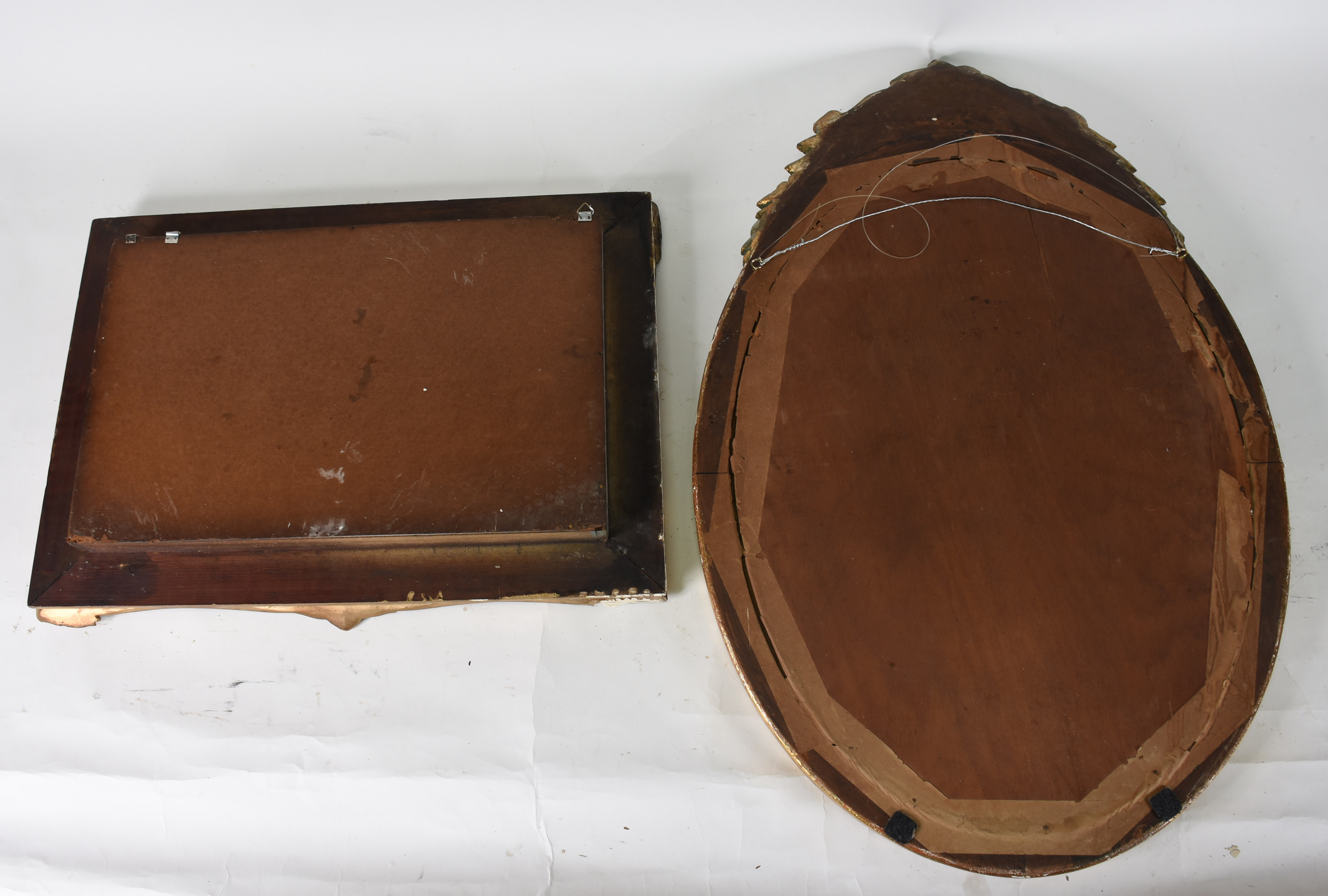 Duas peças diversas, sendo: Vitrine de parede e espelho oval com... - foto 3 de 4