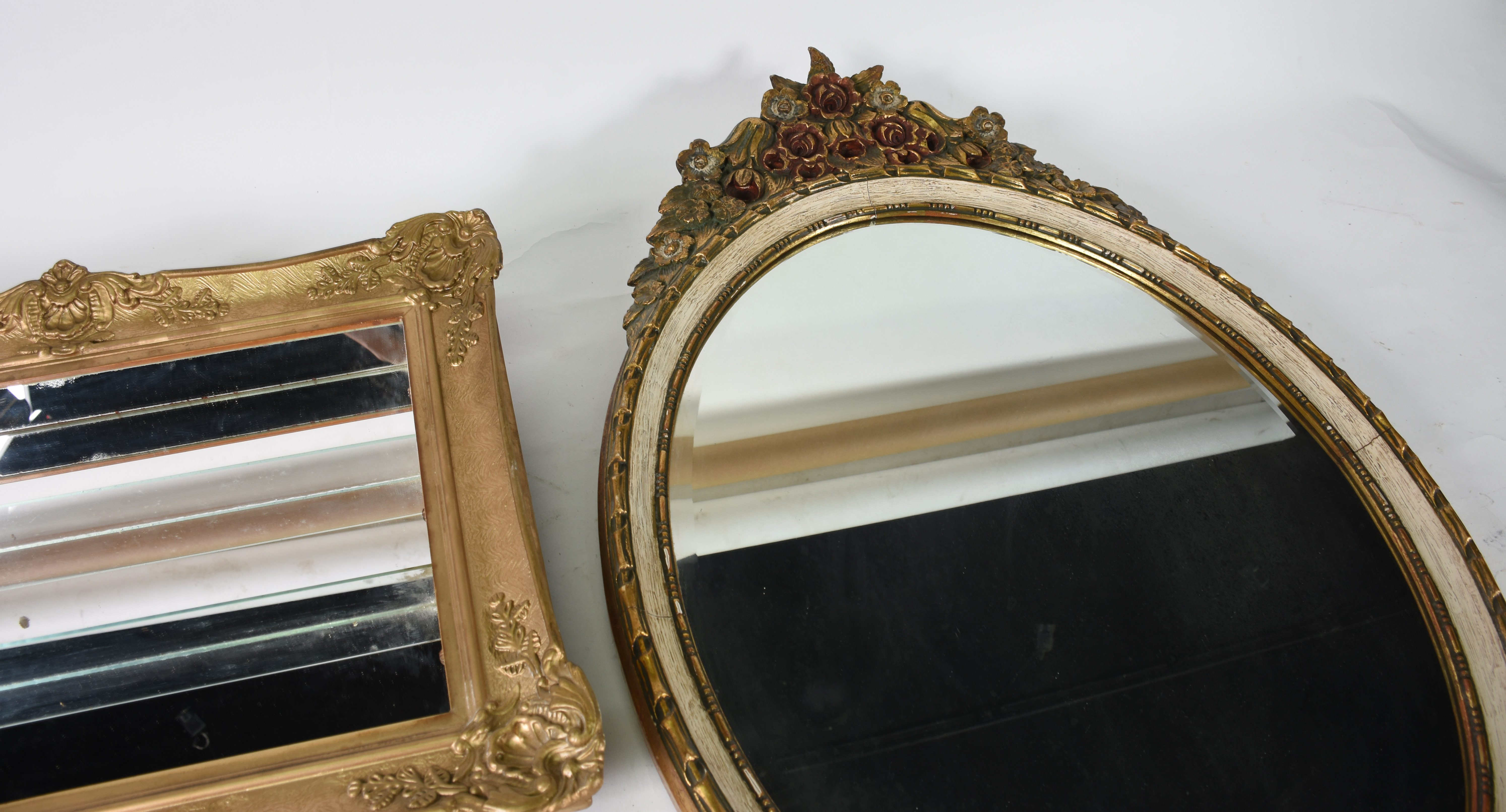 Duas peças diversas, sendo: Vitrine de parede e espelho oval com... - foto 4 de 4