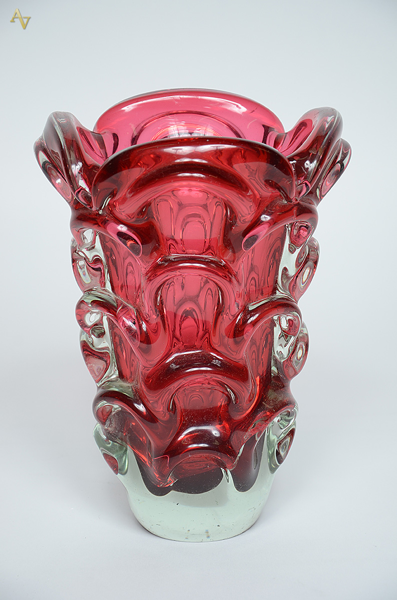 Vaso de murano nas cores rubi e branco. Altura 28 cm.